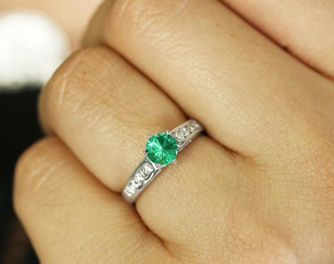 Modern 1.0tcw 14K Colombian Emerald-Round Cut & Diamond Engagement Gold Ring For Sale