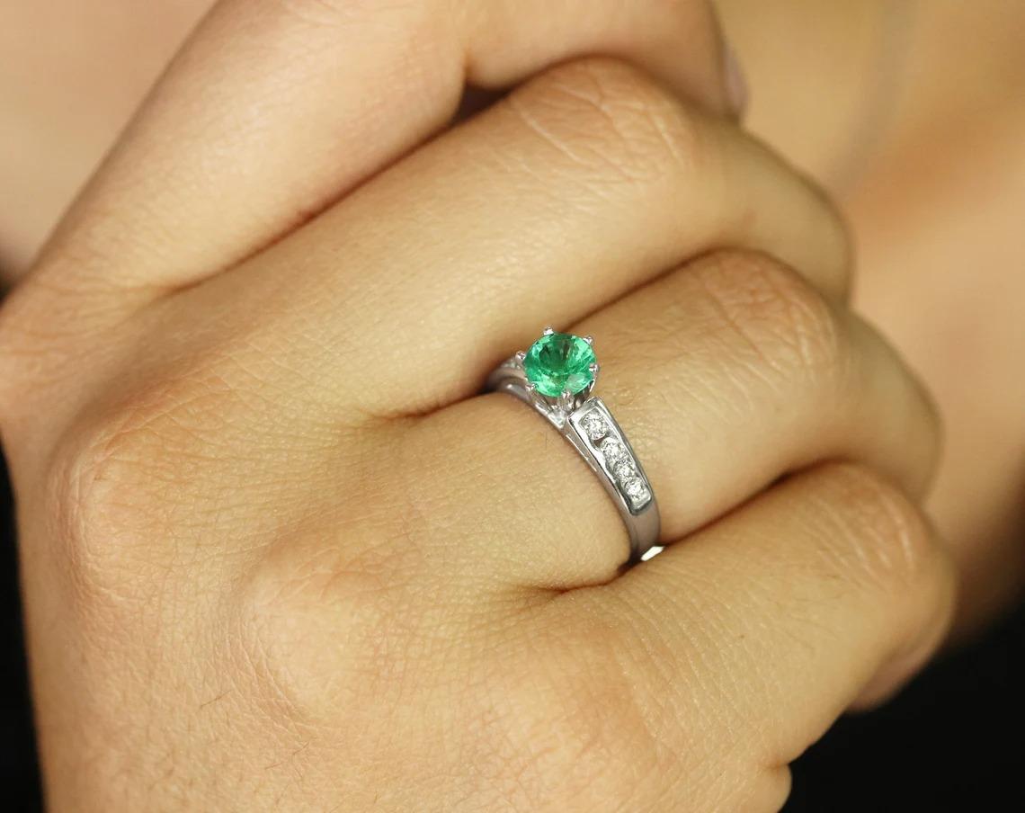 1.0tcw 14K Colombian Emerald-Round Cut & Diamond Engagement Gold Ring In New Condition For Sale In Jupiter, FL