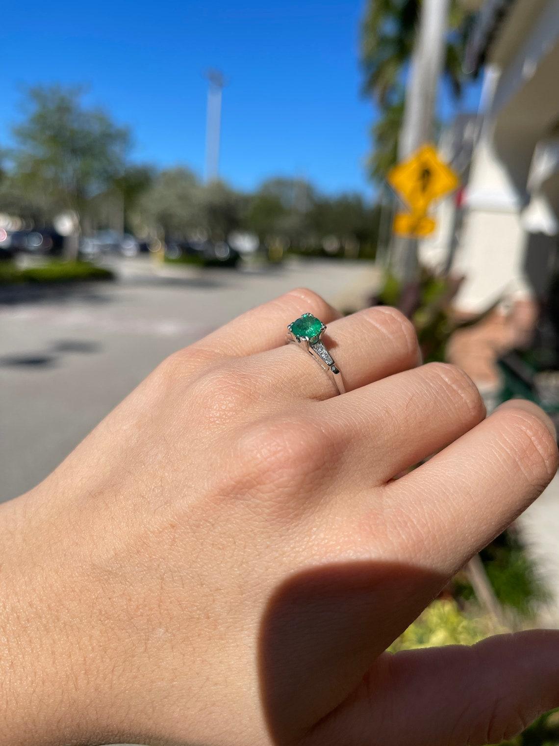 1.0tcw 14K Natural Round Cut Emerald & Diamond Solitaire Ring In New Condition For Sale In Jupiter, FL