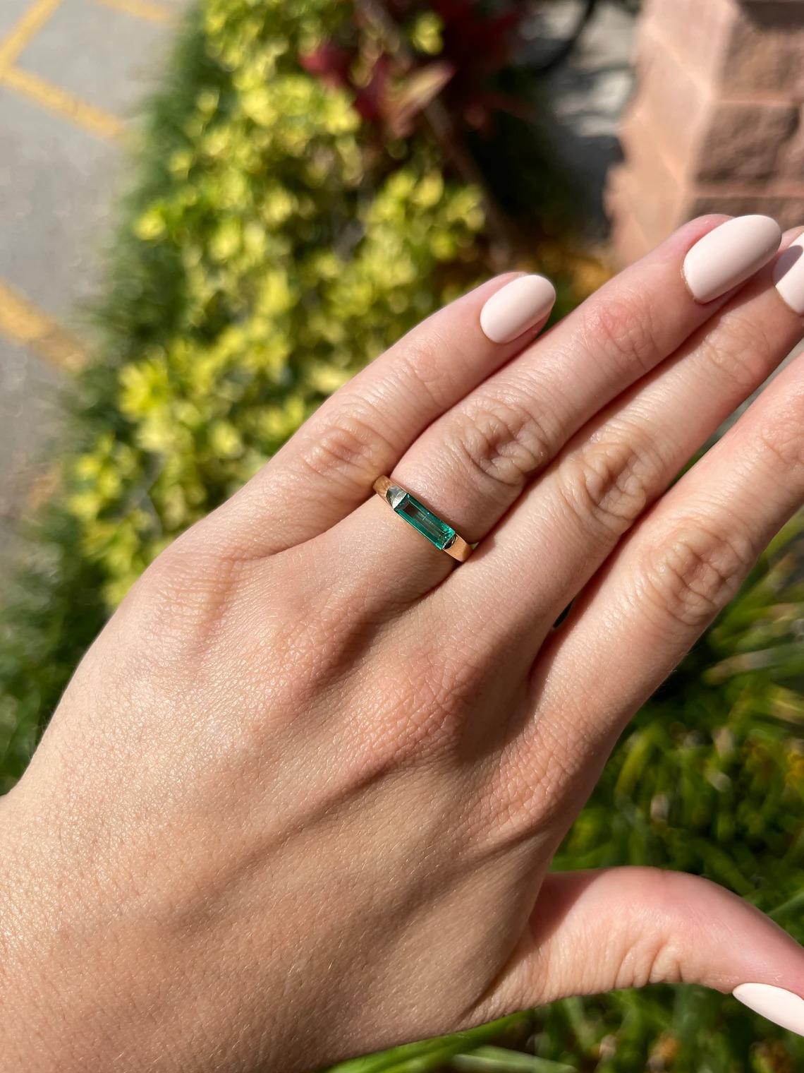 Modern 1.0tcw 18K Colombian Emerald-Baguette Cut Minimalist Solitaire Gold Wedding Band For Sale