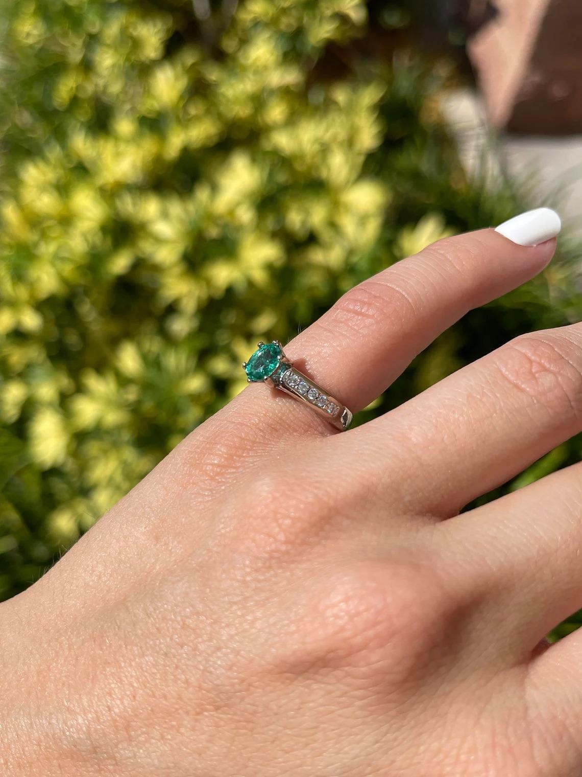 1.0tcw 18K Natural Emerald-Oval Cut & Diamond Accent Shank In New Condition For Sale In Jupiter, FL