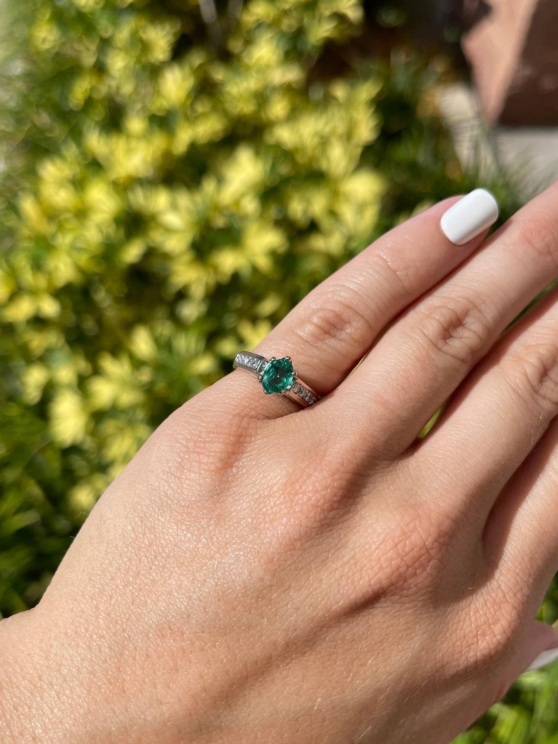 1.0tcw 18K Natural Emerald-Oval Cut & Diamond Accent Shank For Sale 1