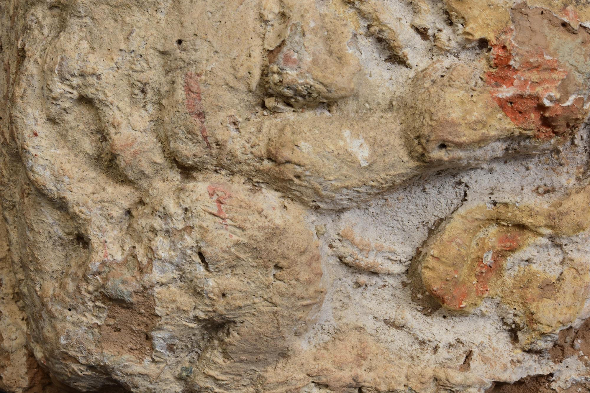 Siglo X - XII, Dinastía Song, Un par de paneles de león de cerámica china antigua siglo XVIII y antes en venta