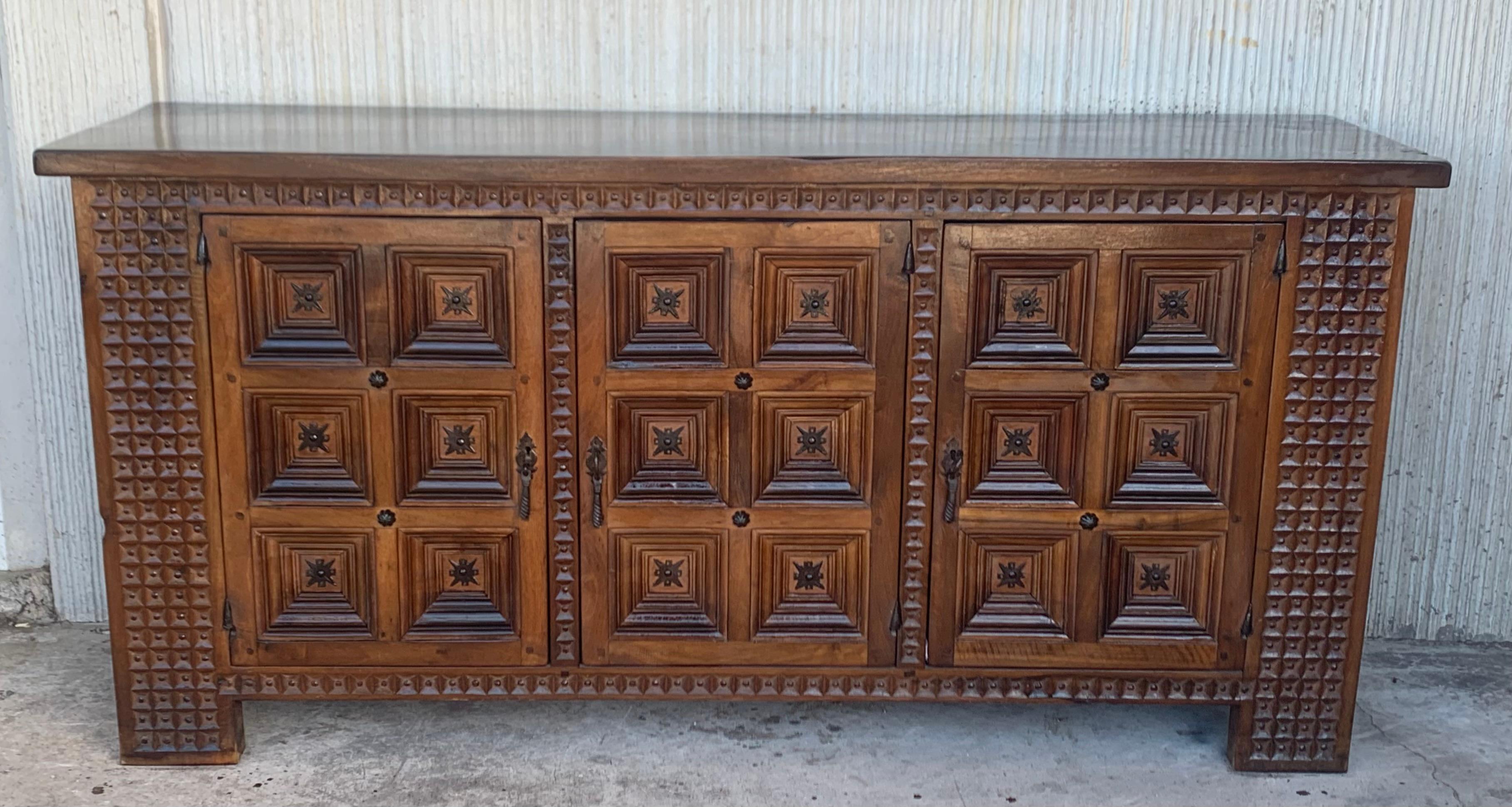 19th Century Large Spanish Gothic Carved Walnut Cabinet with Three Door In Good Condition For Sale In Miami, FL