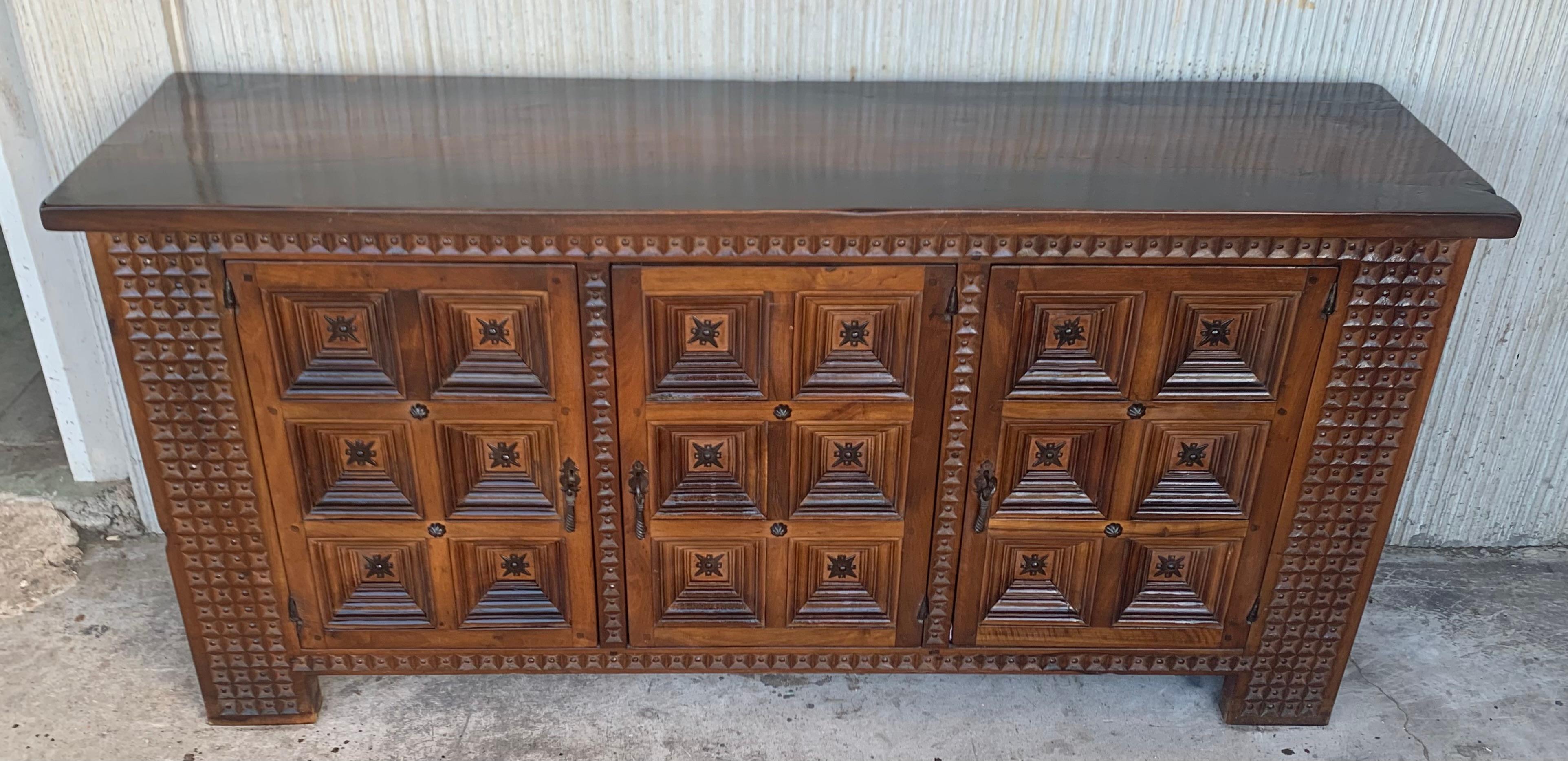 19th Century Large Spanish Gothic Carved Walnut Cabinet with Three Door For Sale 1