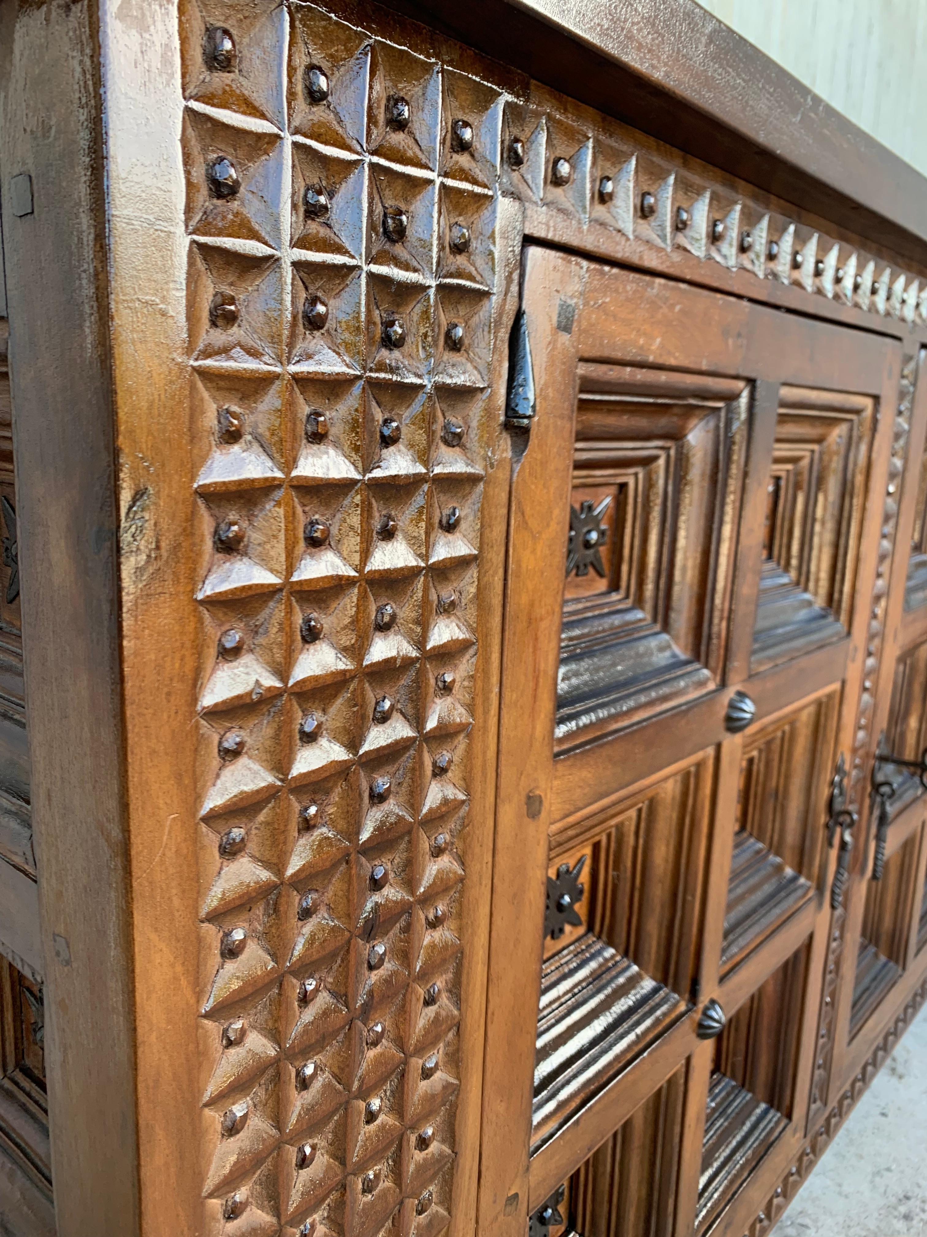 Grand meuble de rangement gothique espagnol du 19ème siècle en noyer sculpté avec trois portes en vente 1