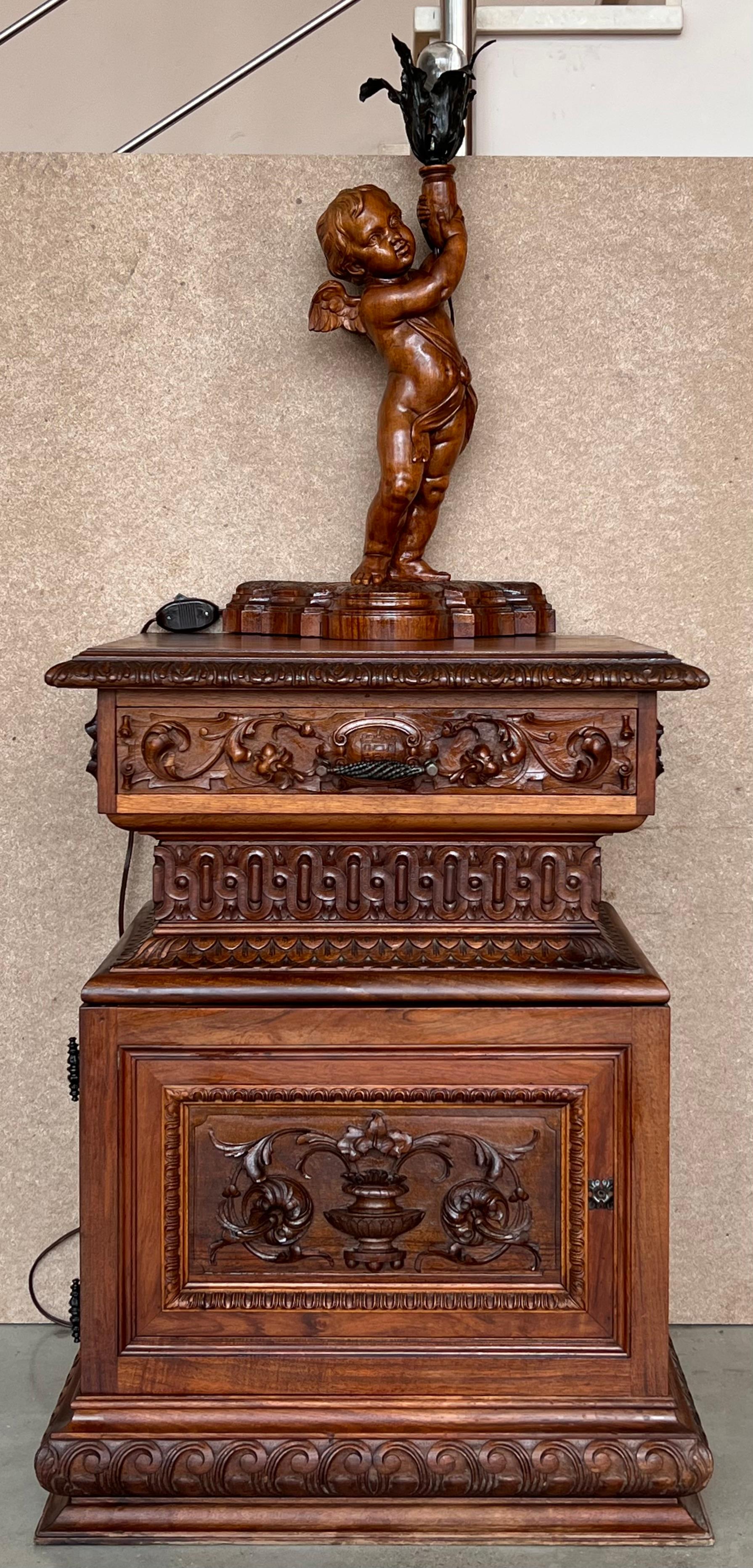 Pair of hight carved nightstands with richly carved in front and sides.
Hight drawer with and special hardware and low low door with great compartment.
The tables had a handsome cherub lamps that works.
It's a really beautiful piece of this