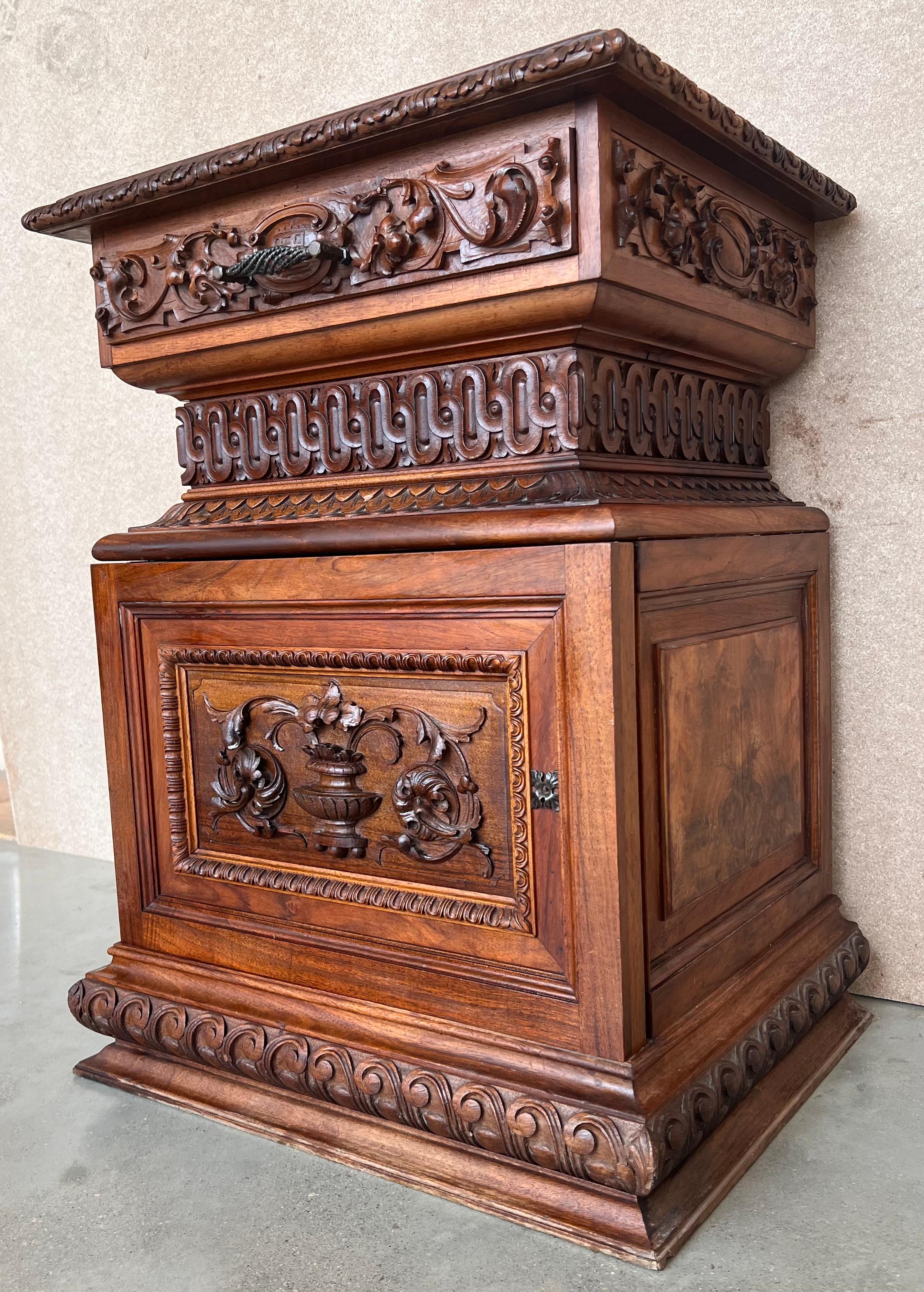French Provincial 19th Pair of Italian Hand Carved Walnut Monumental Nightstands with Lamp For Sale