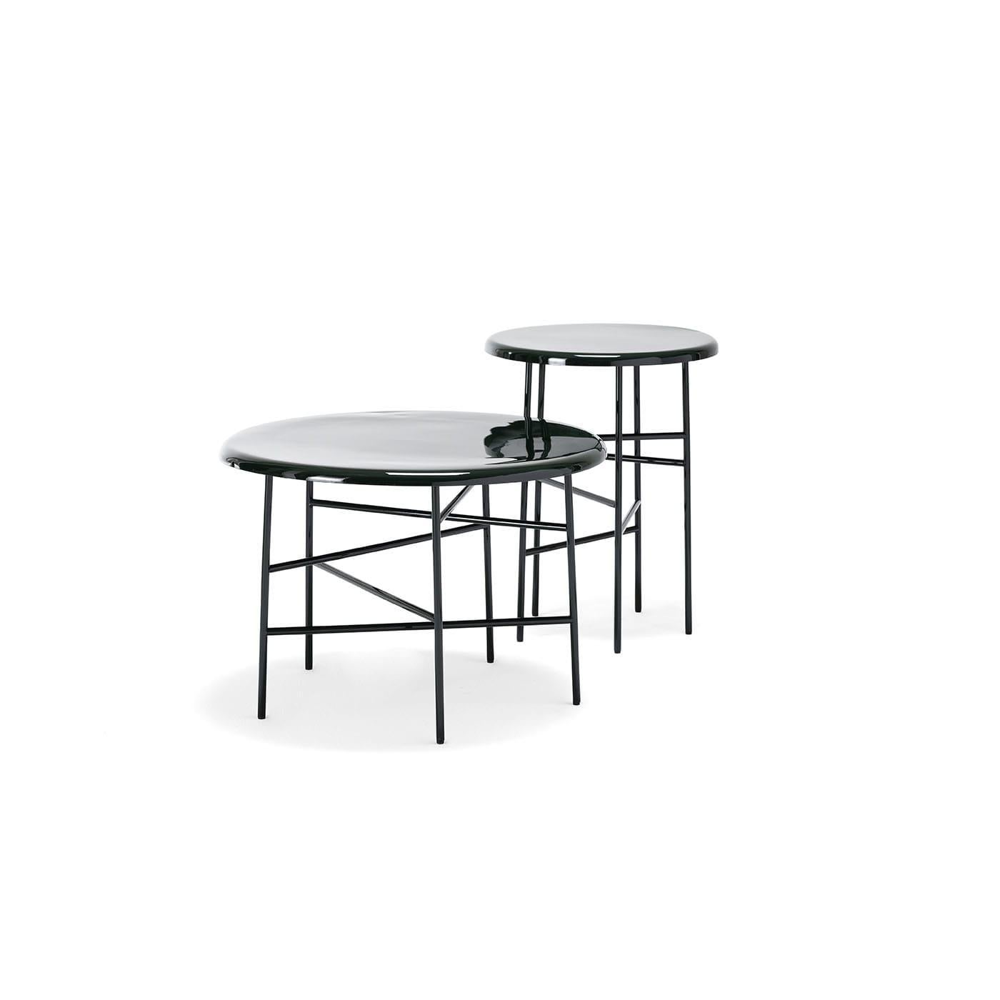 Une surface brillante contraste avec les lignes minimalistes de la version laquée de l'emblématique table 10th Star. Conçue par Massimo Castagna, elle se nourrit du contraste entre le design tubulaire essentiel, qui se croise de manière inattendue,