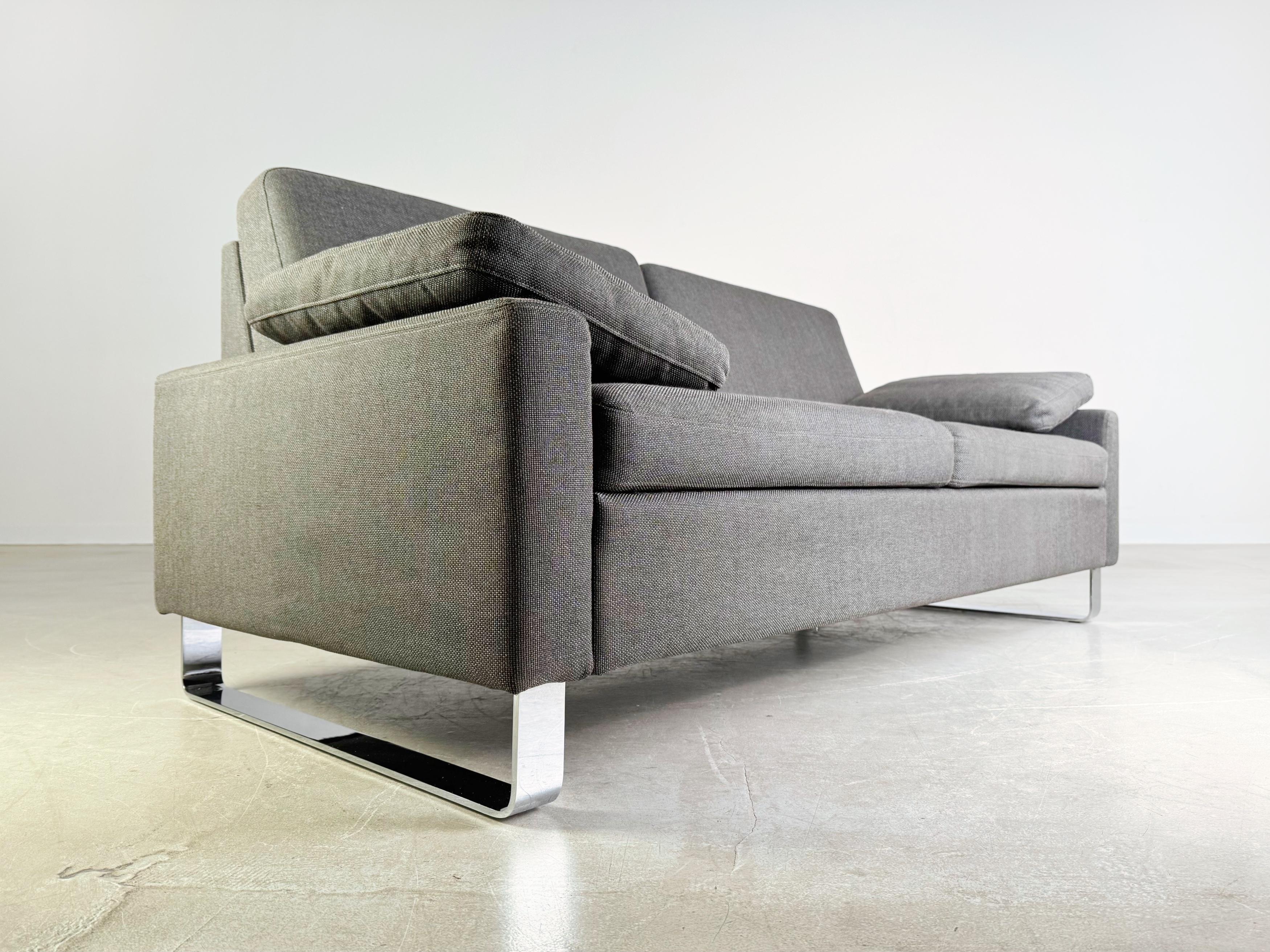 Wir bieten insgesamt 10 sehr gut erhaltene und nicht/ kaum benutzte original Brühl Alba Zweisitzer Sofas in einem modernen dunkelgrau zum Verkauf an. In dieser Anzeige handelt es sich um Modelle mit einer Gesamtbreite von ca. 185cm. In unseren