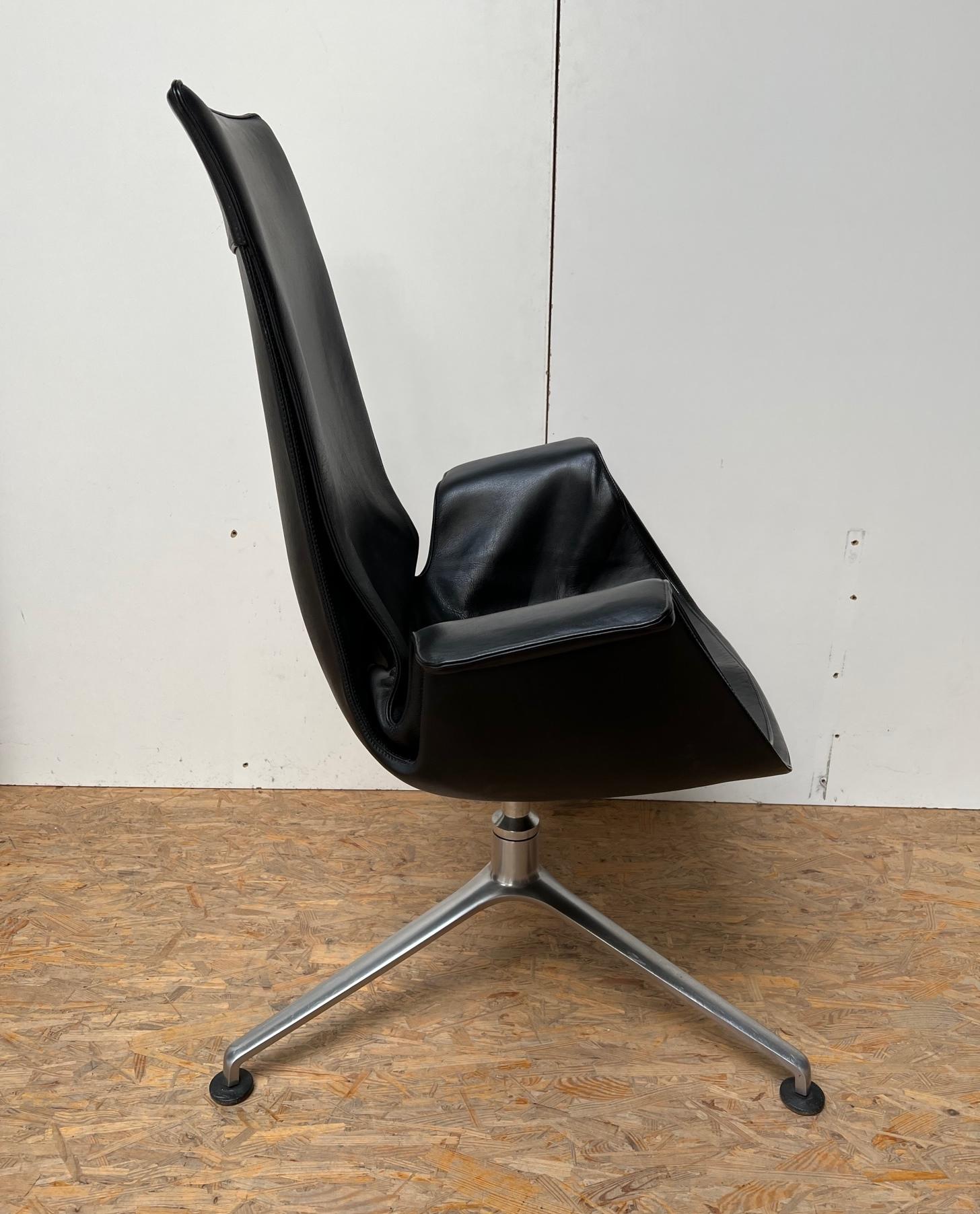 Ces premiers exemples de fauteuils de direction à haut dossier FK6725 ont été conçus par Jorgen Kastholm et Preben Fabricius au début des années 60 et produits par Kill International à la fin des années 60. La chaise dite 