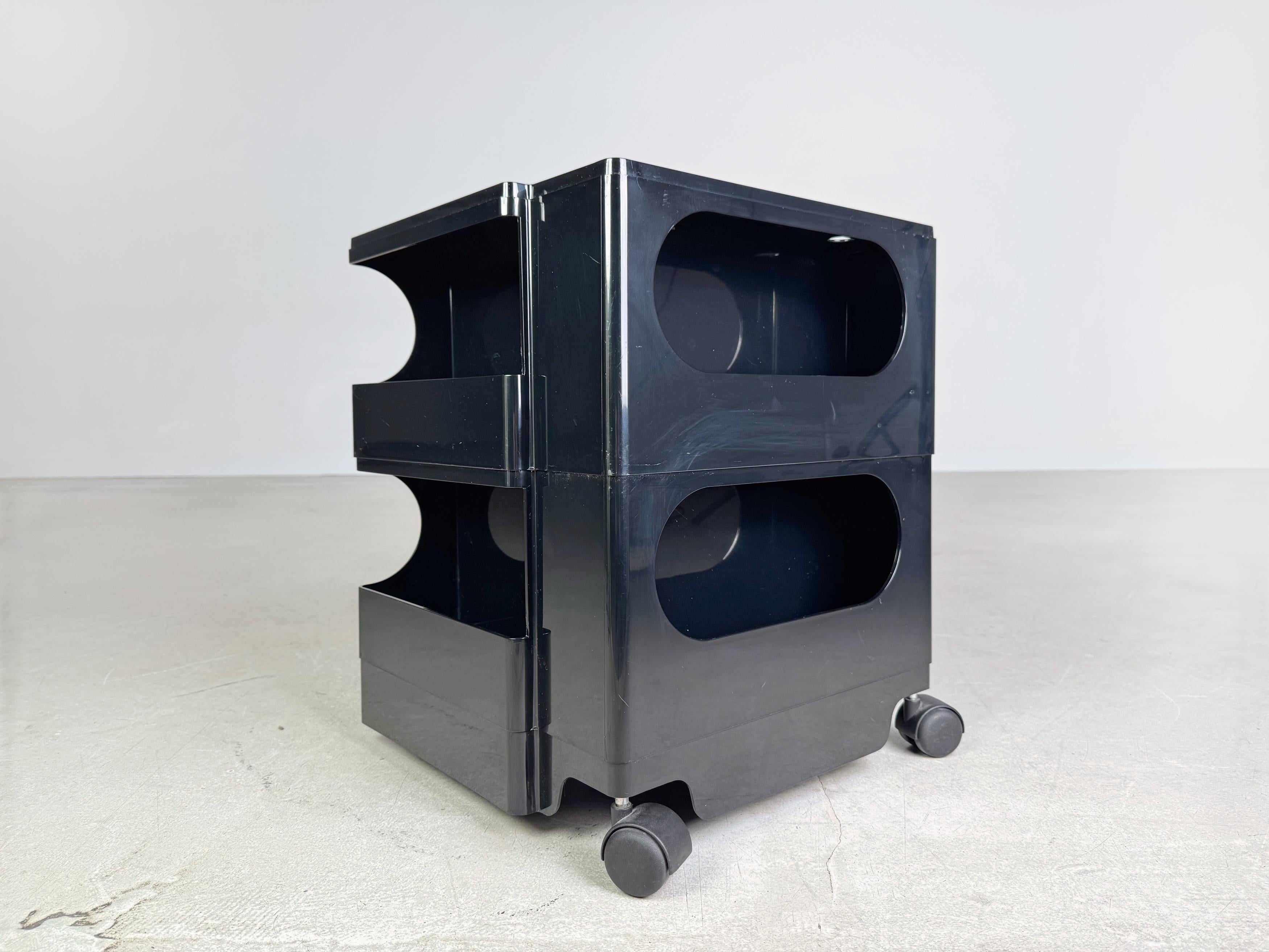 Wir bieten 6 Original Beistelltische/ Rollcontainer von Joe Colombo zum Verkauf an. Das Design stammt aus den 1970er Jahren aus Italien und erlangte weltweite Beliebtheit durch seine vielfältigen und innovativen Verstaueinheiten. Die Rollcontainer