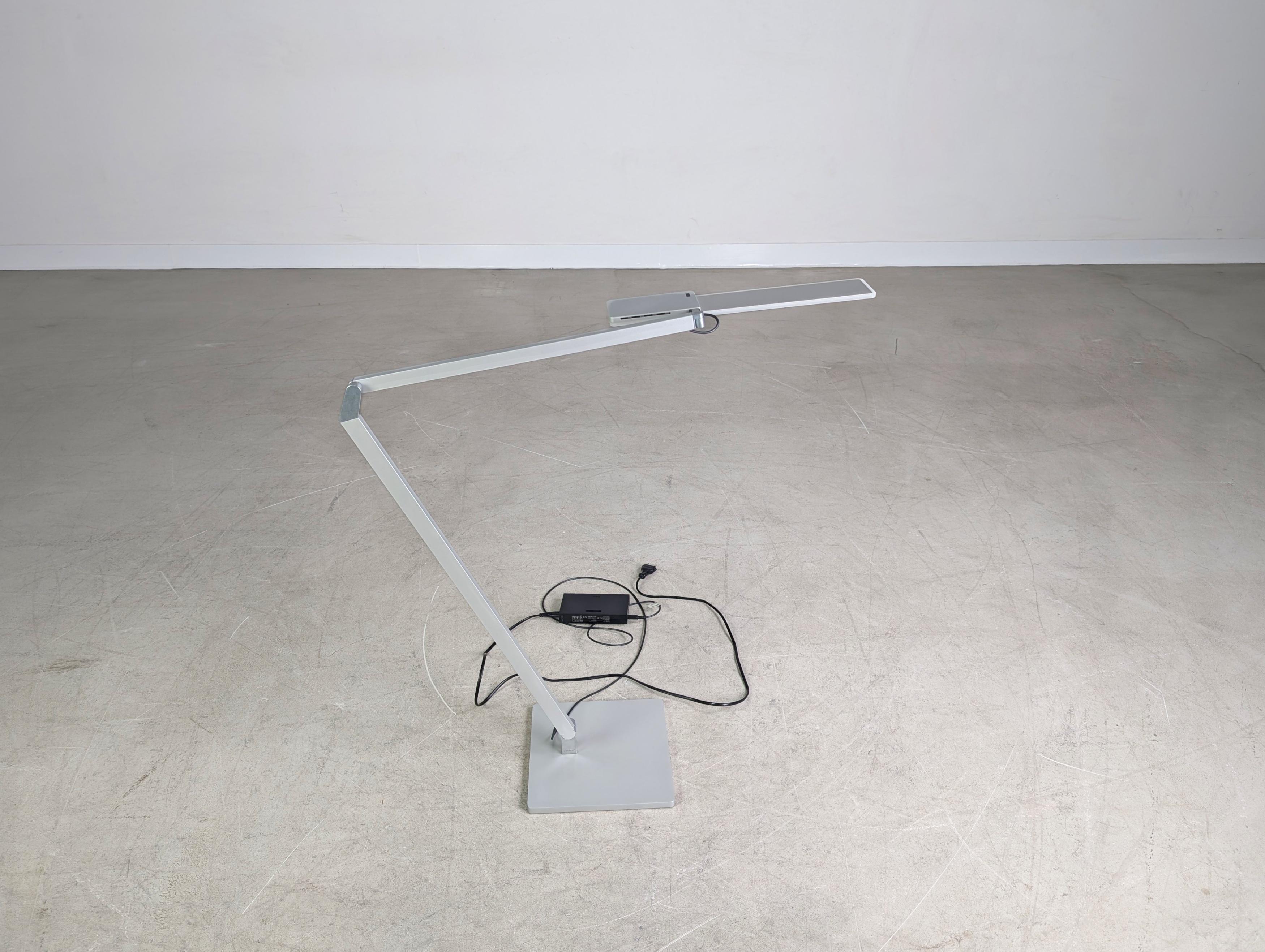 Wir bieten eine von zehn hochwertigen Schreibtischleuchten des deutschen Herstellers Nimbus zum Verkauf an. Die Lampen spenden ein helles Licht, das ideal zum Arbeiten ist.

Der Neupreis beträgt ca. 600€/ Stück. 

***Preis pro Stück.***

***Bei der