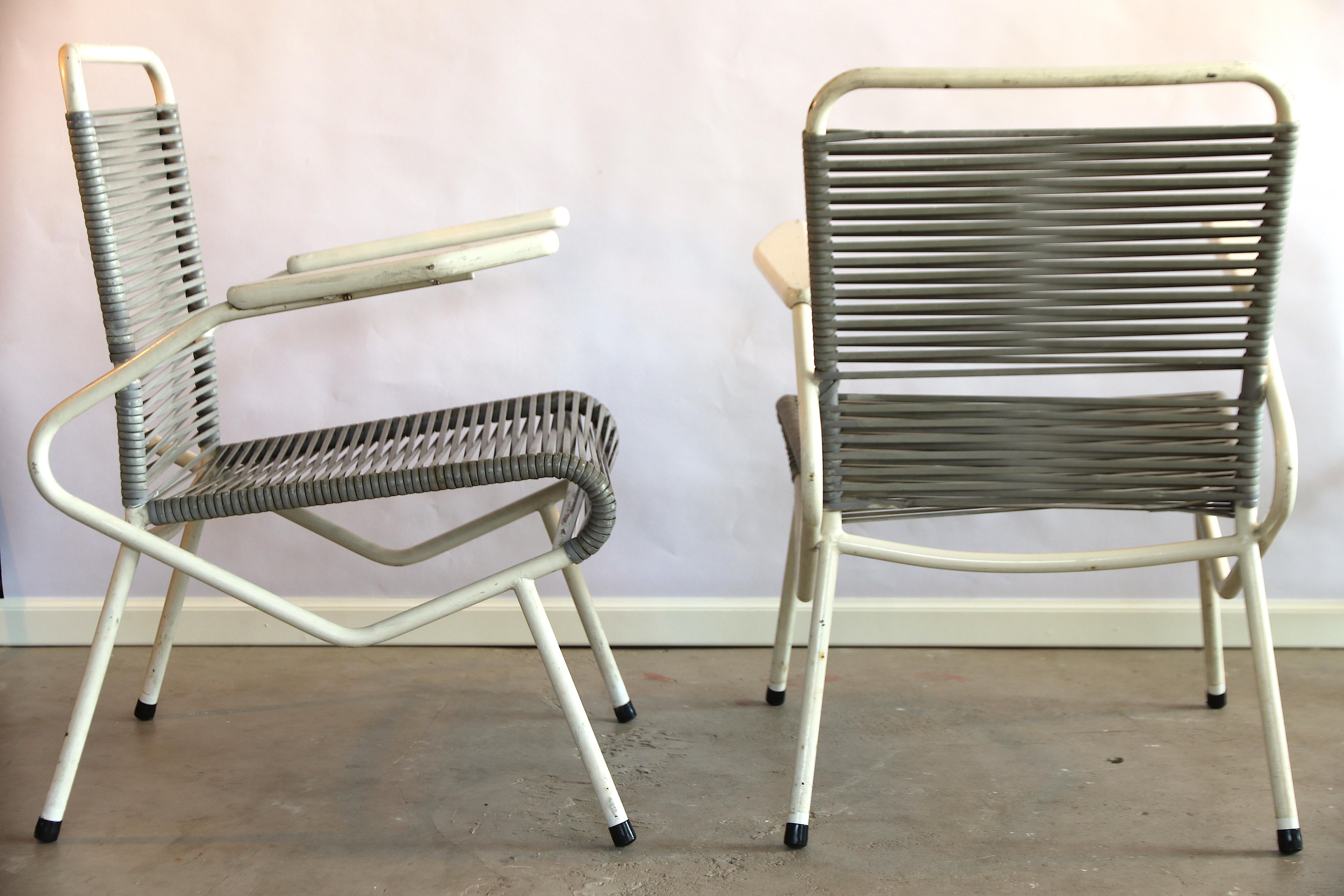 Rare ensemble de 10 chaises de jardin extérieures très attrayantes des années 1950 avec sièges et dossiers spaghetti à sangles en caoutchouc. Elles sont probablement conçues comme des chaises de jardin, mais conviennent aussi très bien à un usage