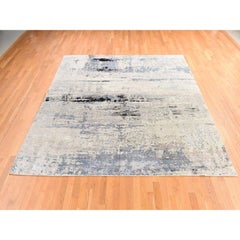 Alfombra de lana y seda de 10'x10', anudada a mano, con diseño abstracto en tonos beige y gris y pelo de altura variable