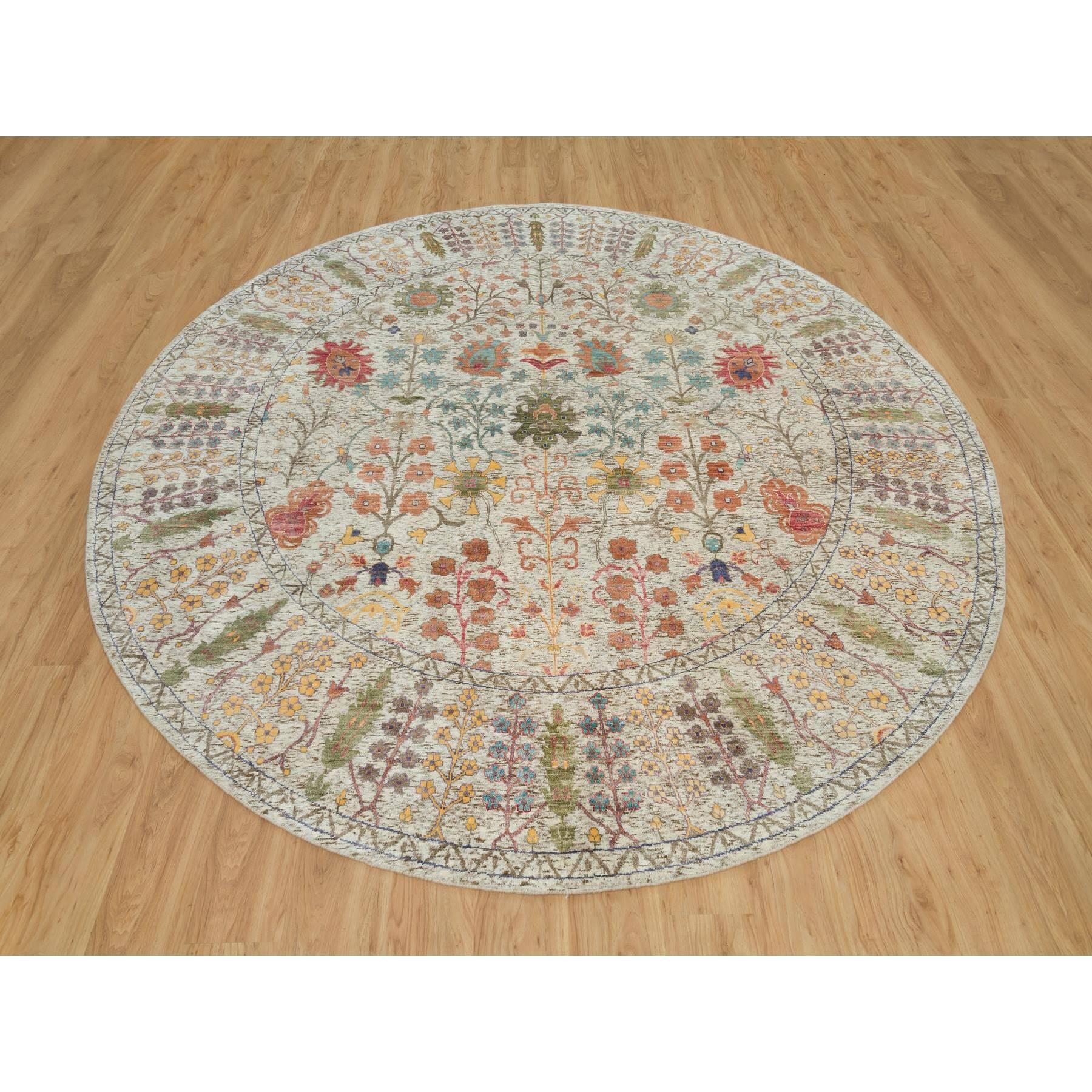 Si tratta di un autentico tappeto orientale quadrato beige, in seta e lana testurizzata, annodato a mano, con design Directional a vaso. È stato annodato per mesi e mesi con tecniche di tessitura secolari da esperti artigiani.
Materiali primari: