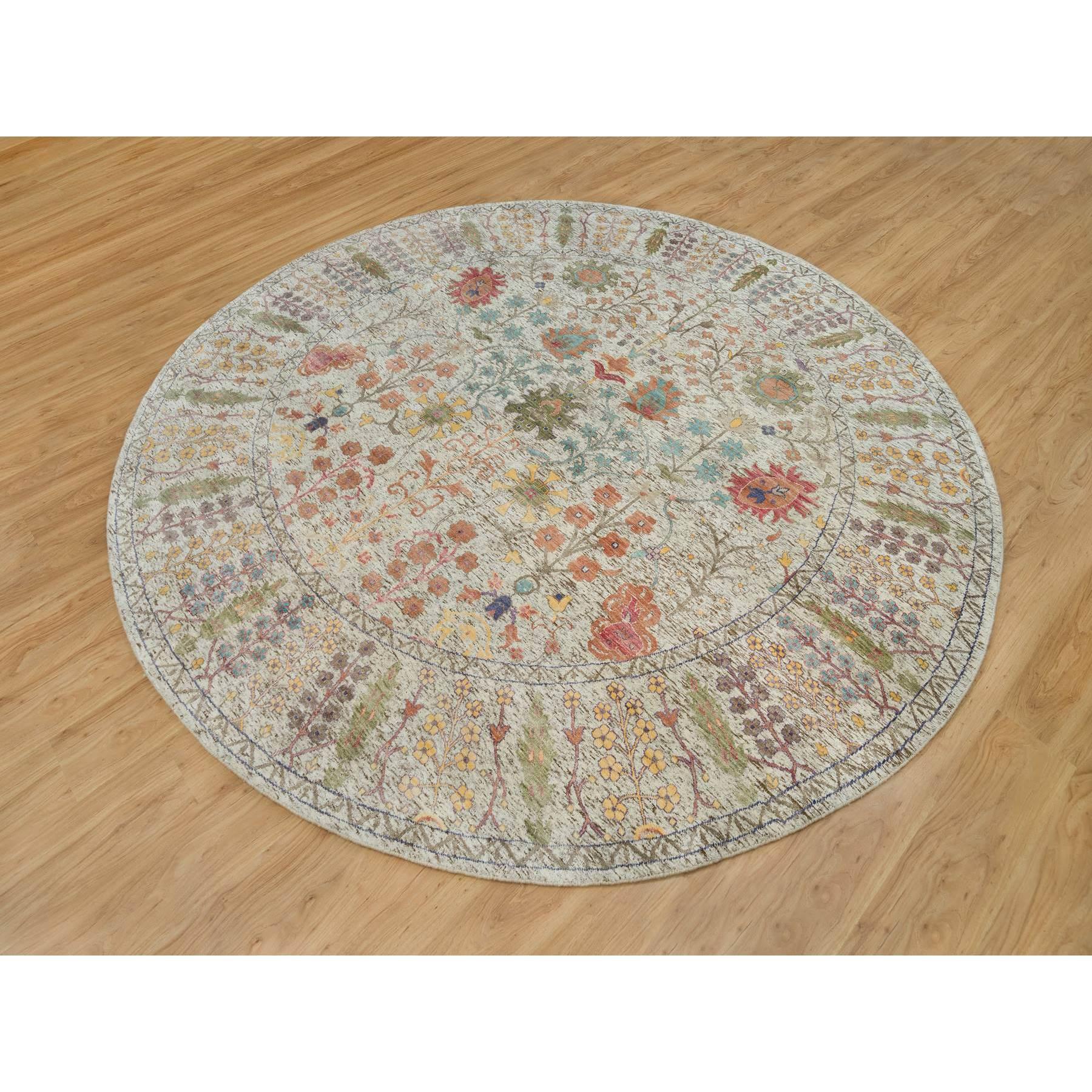 Medievale Tappeto rotondo 10'x10' Beige annodato a mano in seta e lana Directional Vase Design in vendita