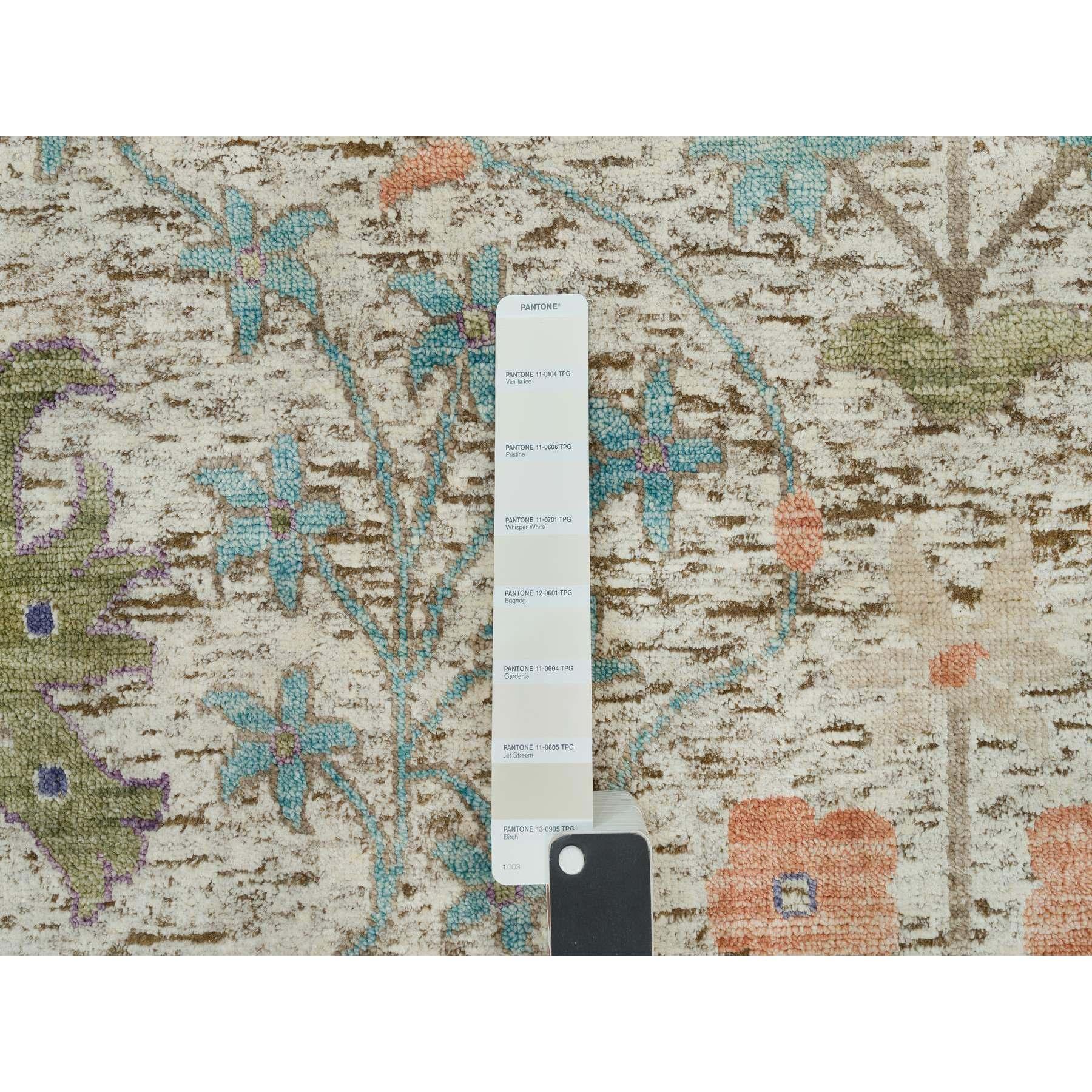 XXI secolo e contemporaneo Tappeto rotondo 10'x10' Beige annodato a mano in seta e lana Directional Vase Design in vendita