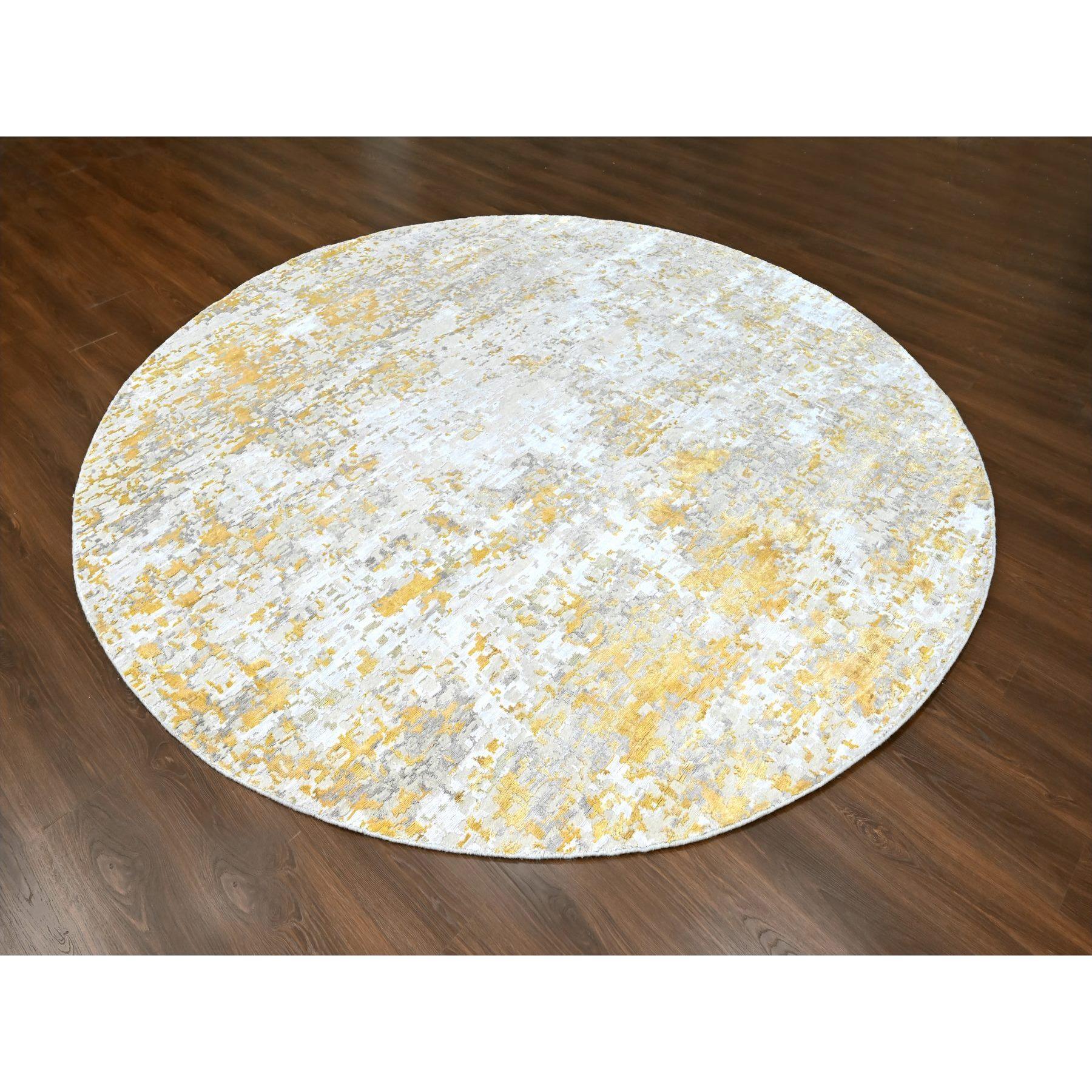 Beige mit Gold, Abstraktes Design, Wolle und Seide, Hochflor, Handgeknüpft, Rund, Orientteppich
Primäre MATERIALIEN: Wolle & Seide
Latex: Kein Flor 
Höhe: 0,25 Zoll
Stil: AM Contemporary
Grundfarbe: Beige
Sekundäre Farben: Gelb, Elfenbein
Muster: