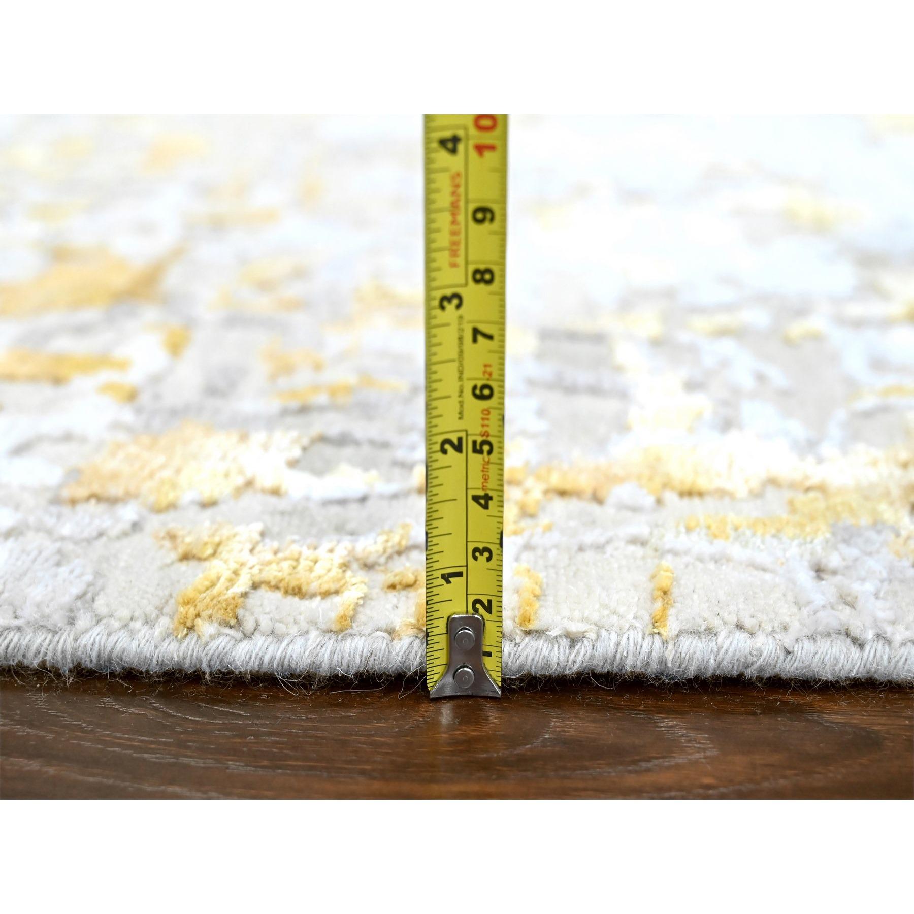 10'x10' Beige mit goldenem abstraktem Design aus Wolle und Seide, handgeknüpfter runder Teppich (21. Jahrhundert und zeitgenössisch) im Angebot