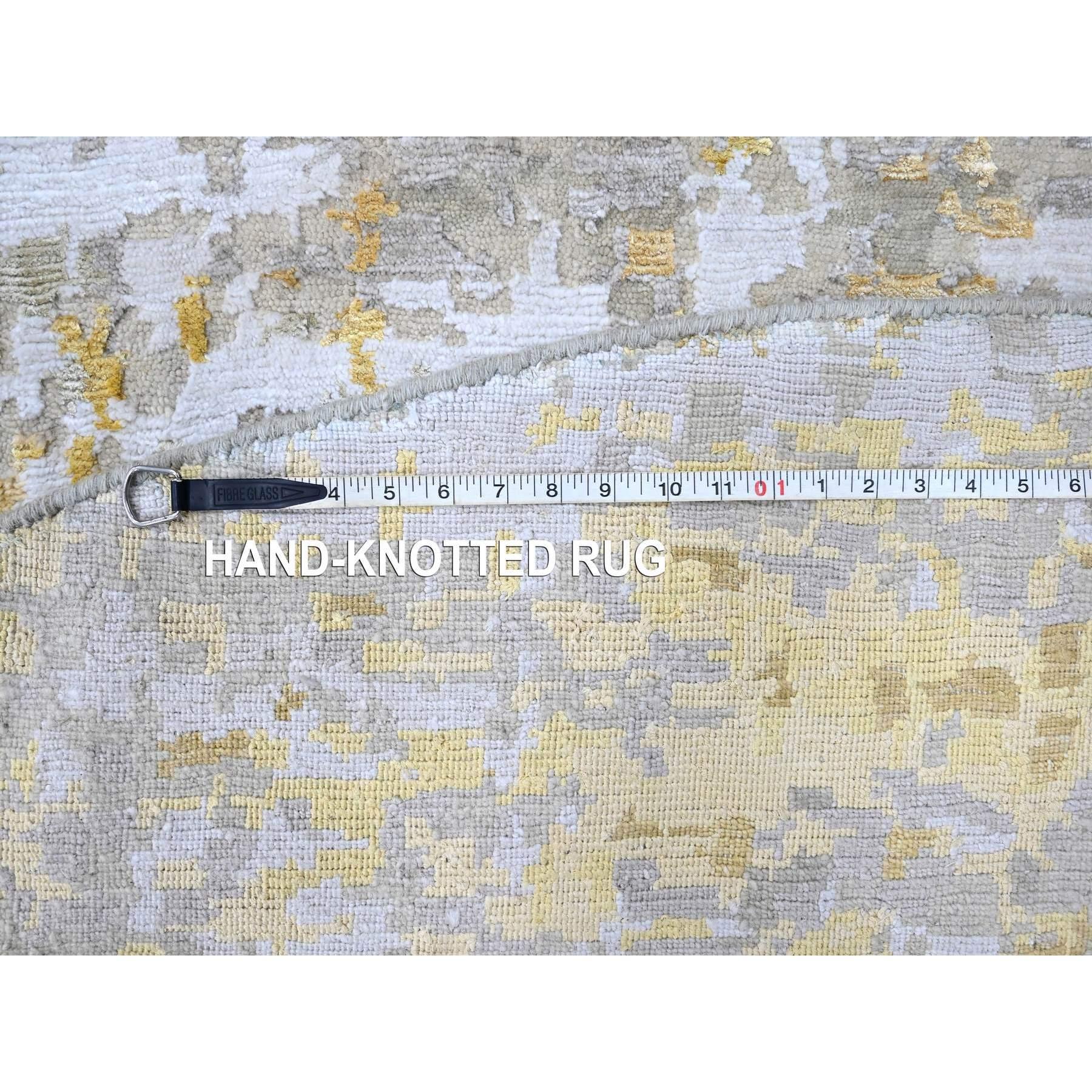 10'x10' Beige mit goldenem abstraktem Design aus Wolle und Seide, handgeknüpfter runder Teppich im Angebot 1