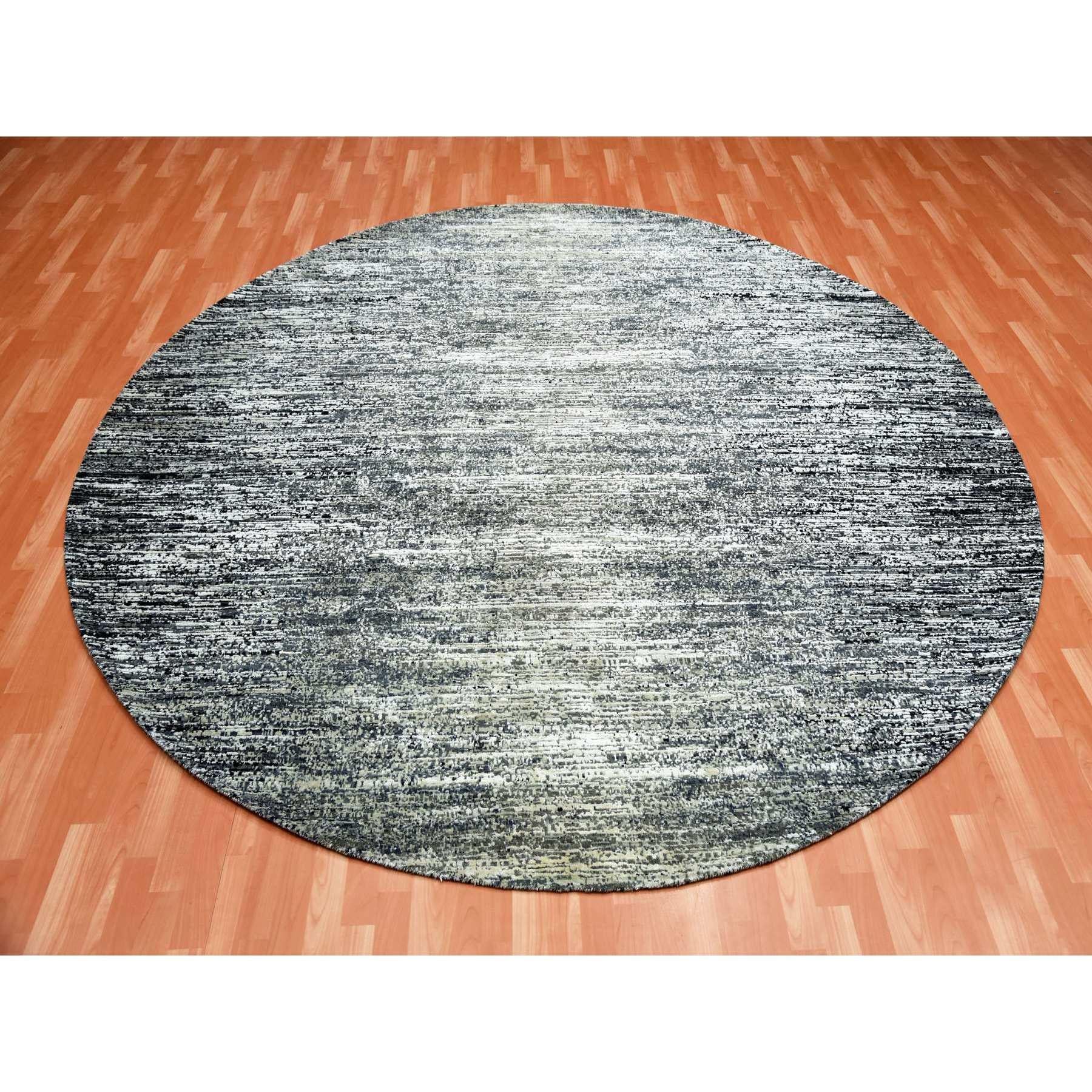Schwarz mit Grautönen, Streifendesign, Wolle und reine Seide, handgeknüpft, runder Orientteppich
Primäre MATERIALIEN: Wolle & Seide
Latex: Kein Flor 
Höhe: 0,25 Zoll
Stil: Transitional
Grundfarbe: Schwarz
Sekundärfarben: Elfenbein, Steingrau
Muster: