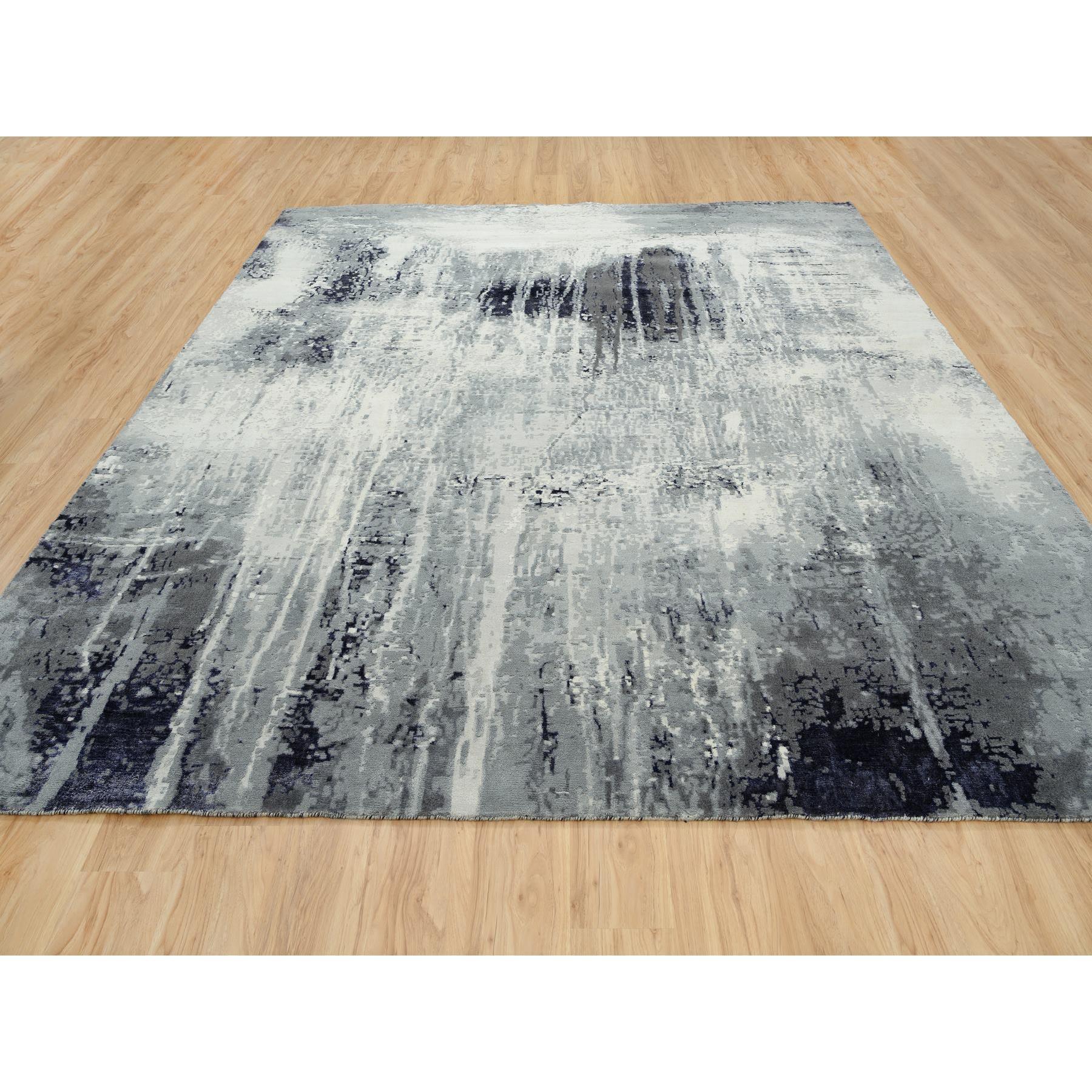 Dies ist eine wirklich echte one-of-a-kind Schwarz mit einem Hauch von Elfenbein, abstraktes Design, Wolle und Seide, handgeknüpft, orientalisch, Quadrat, Teppich. Es wurde monatelang von erfahrenen Kunsthandwerkern in jahrhundertealten Webtechniken