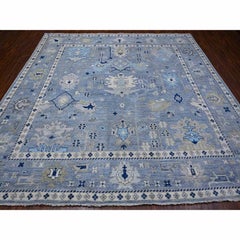 10'x10' quadratischer, handgeknüpfter Orientteppich aus blauer Wolle mit Angora-Schussfäden im Oushak-Stil