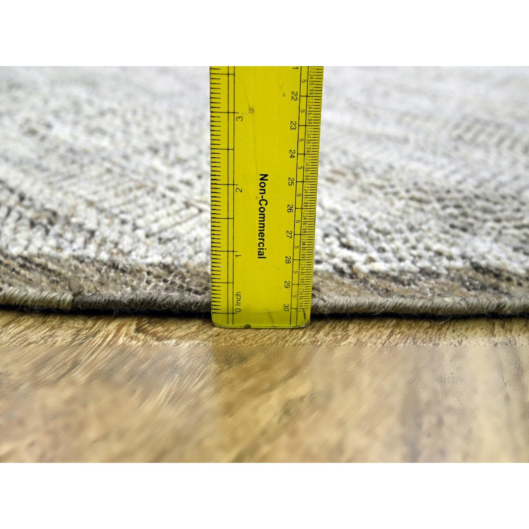 10'x10' Tappeto rotondo marrone in lana annodata a mano, con disegno di erba ossidata e afflosciata in vendita 3