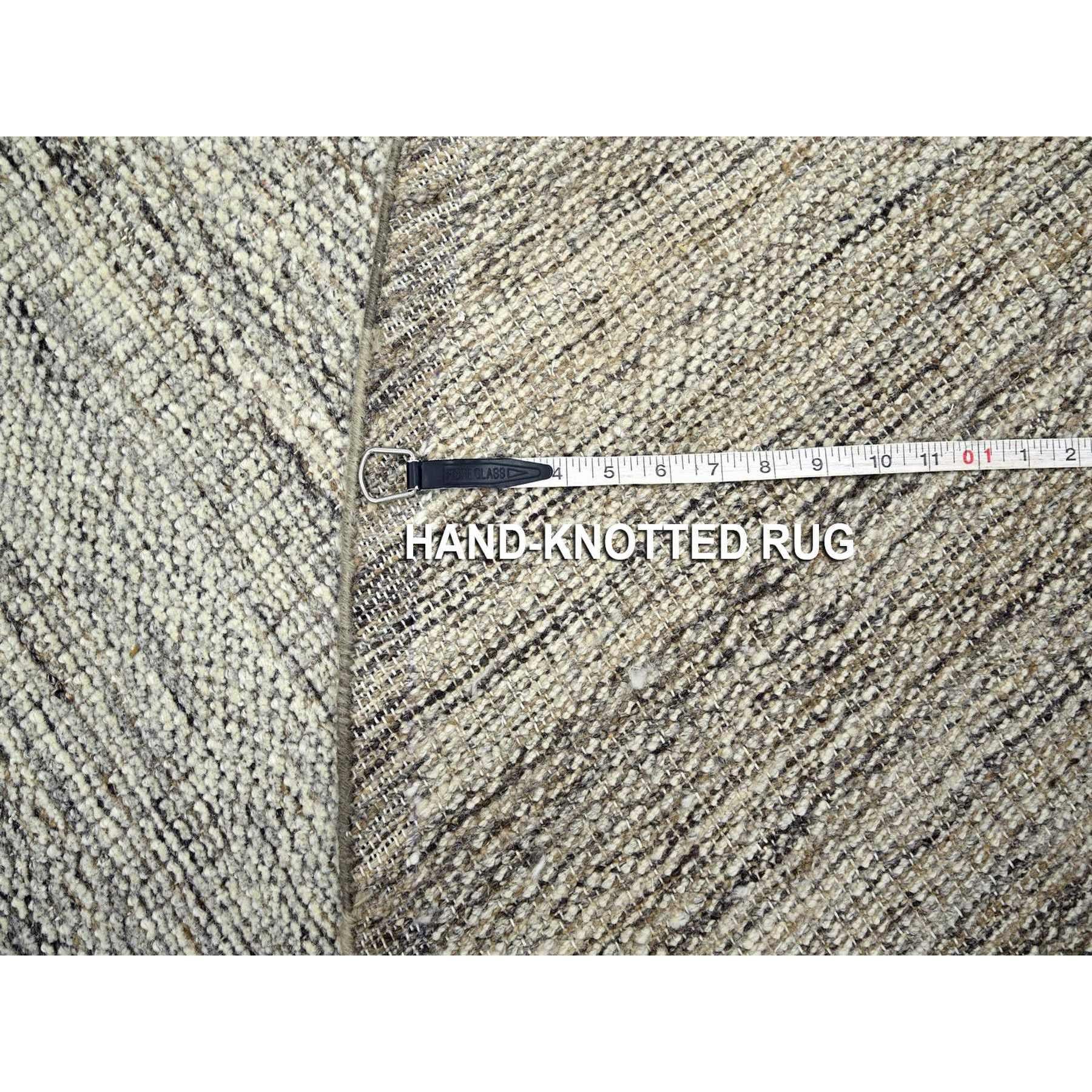 10'x10' Tappeto rotondo marrone in lana annodata a mano, con disegno di erba ossidata e afflosciata in vendita 4