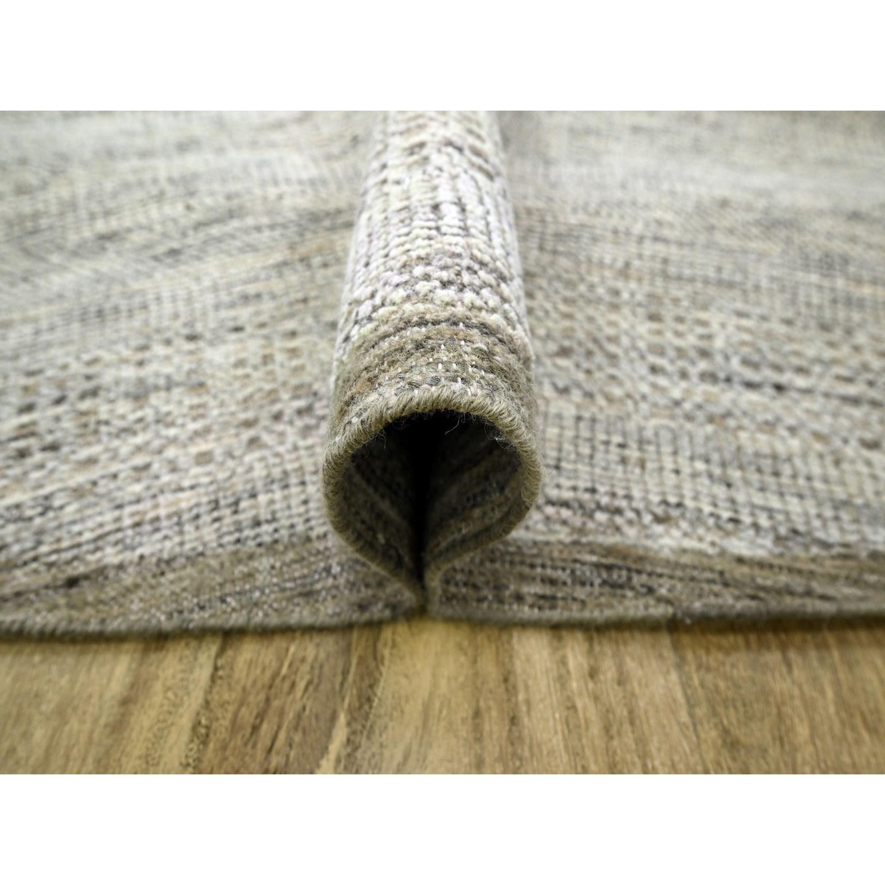 10'x10' Tappeto rotondo marrone in lana annodata a mano, con disegno di erba ossidata e afflosciata In condizioni Nuovo in vendita a Carlstadt, NJ