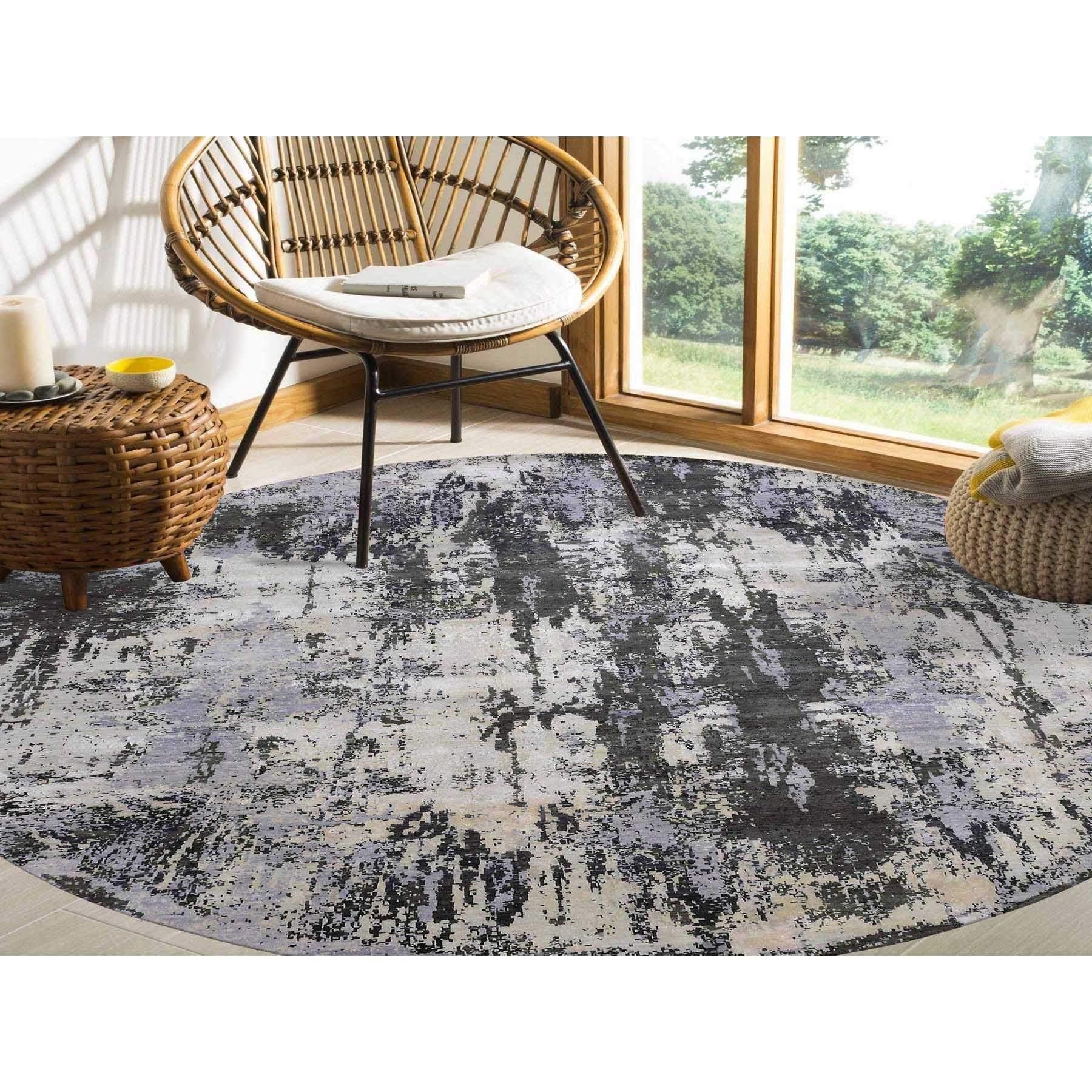 Si tratta di un autentico esemplare unico di Tappeto rotondo orientale annodato a mano in lana e seta con disegno astratto grigio carbone. È stato annodato per mesi e mesi con tecniche di tessitura secolari da esperti artigiani.
Materiali primari: