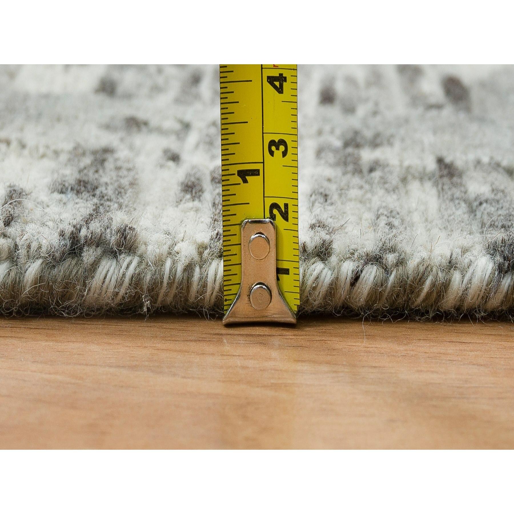 10'x10' Dunkelgrauer handgesponnener, ungefärbter Wollteppich, handgeknüpft, modern, rund, orientalisch im Angebot 3