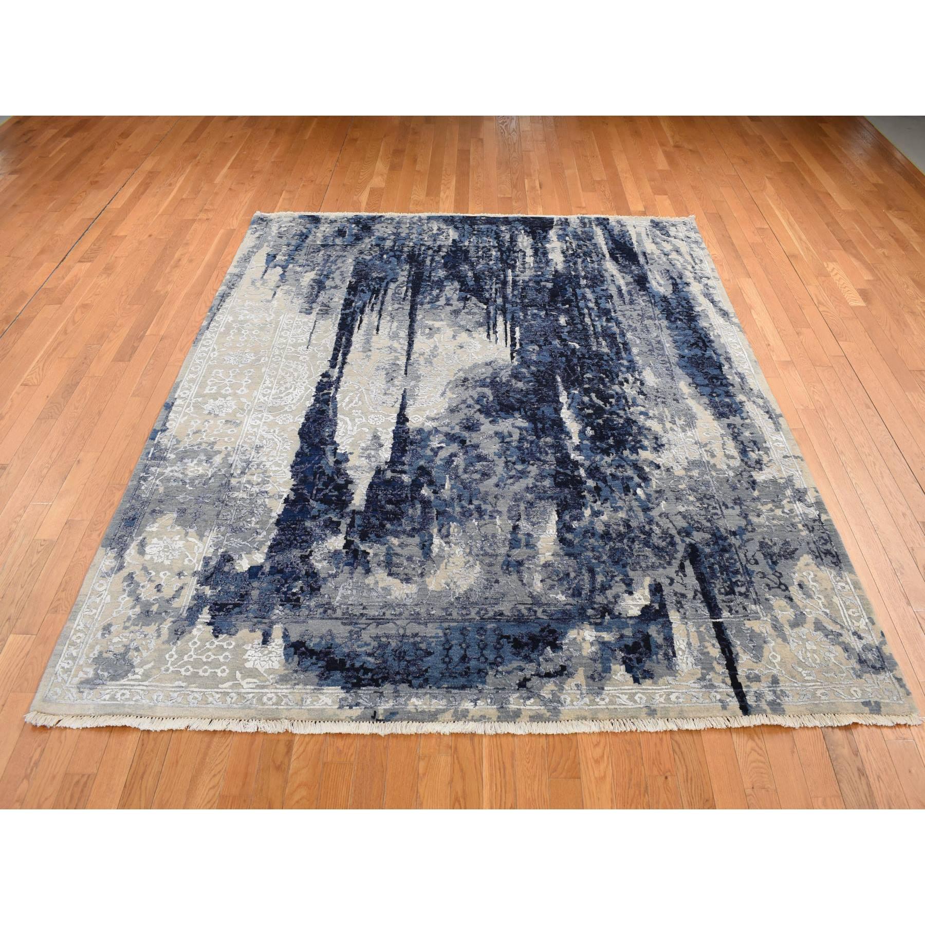 Blu denim, Lana e seta, Disegno shibori, Tono su tono, Annodato a mano, Tappeto orientale quadrato
Materiali primari: Lana e seta
Lattice: No Pile 
altezza: 0,25 pollici
Stile: Di transizione
Colore primario: Blu
Colori secondari: Beige, Grigio,