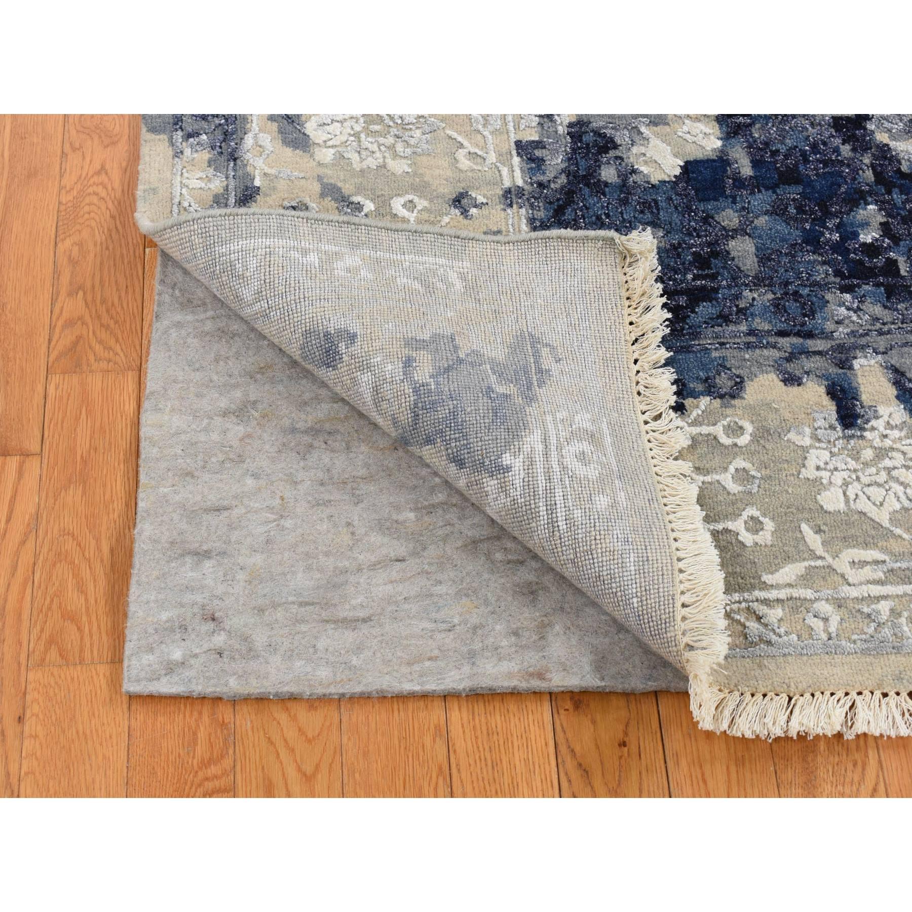 Indiano 10'x10' Tappeto blu denim in lana e seta con disegno Shibori tono su tono annodato a mano in vendita