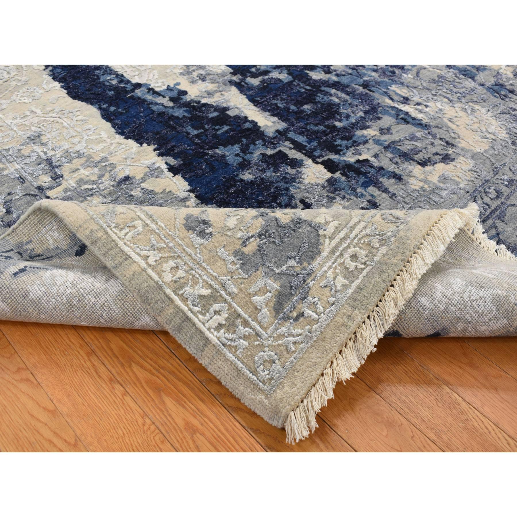 Annodato a mano 10'x10' Tappeto blu denim in lana e seta con disegno Shibori tono su tono annodato a mano in vendita