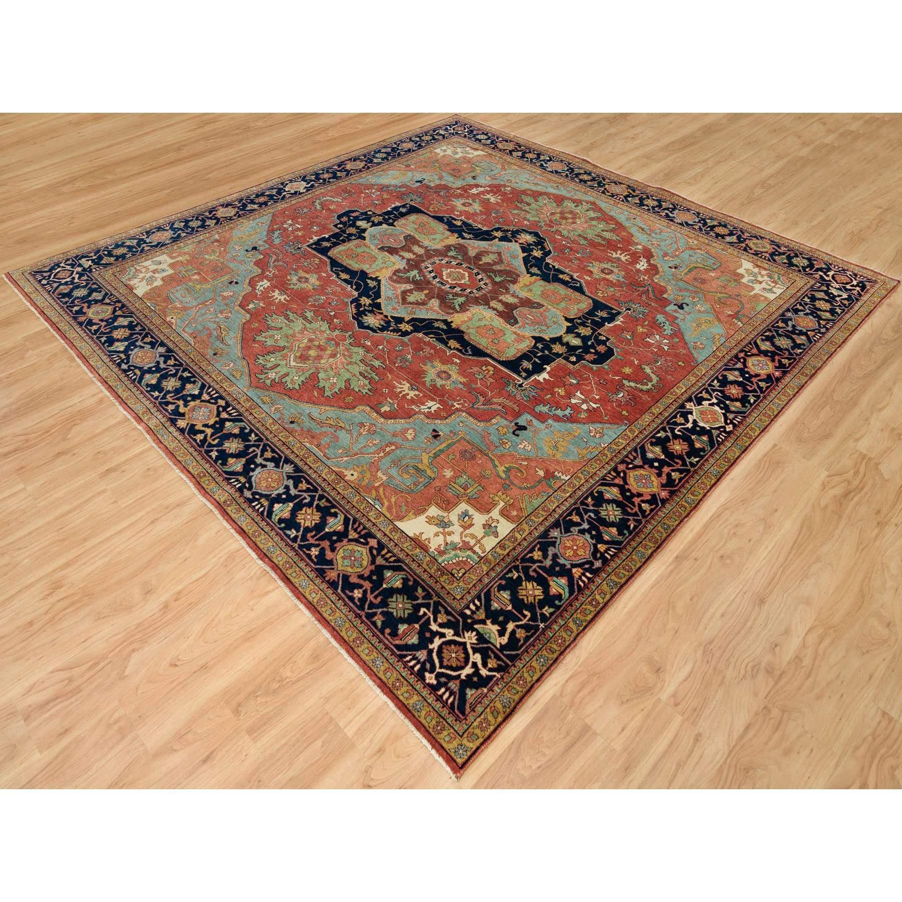 10'x10' Feuersteinroter antiker, handgeknüpfter, quadratischer, antiker, feiner Heris-Teppich aus Wolle (Heriz Serapi) im Angebot