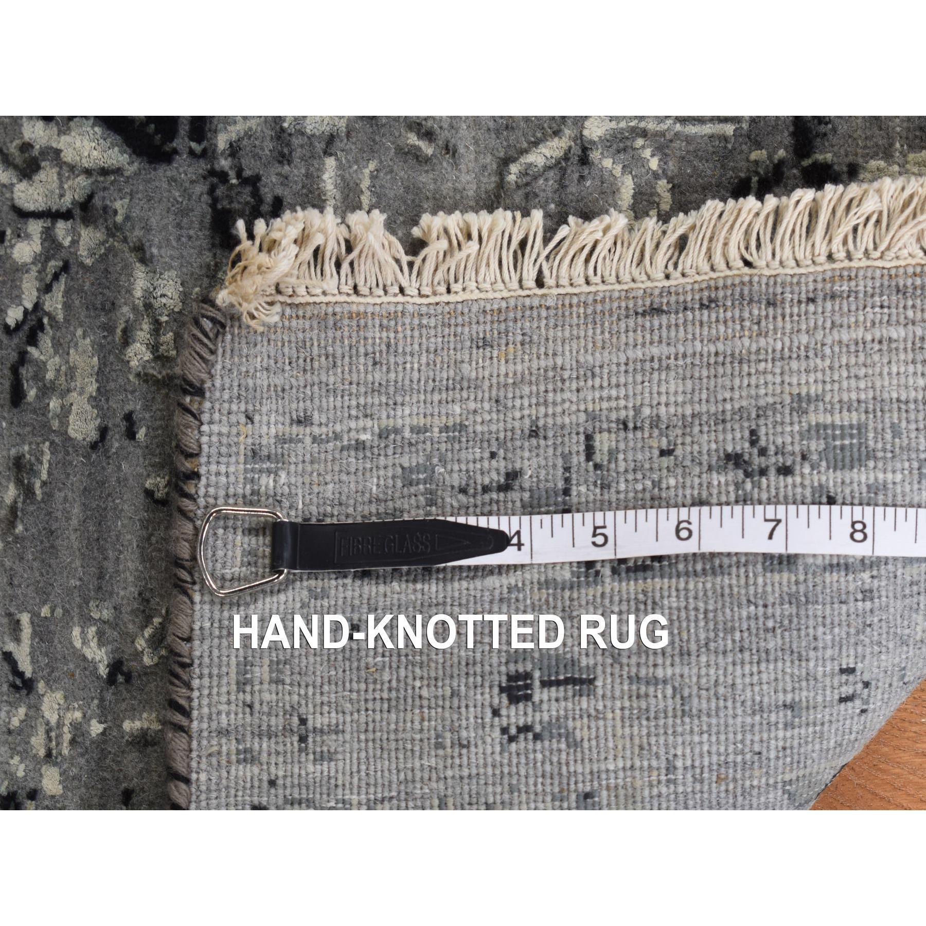 10'x10' Grauer handgeknüpfter Seiden- mit Wollteppich in Broken- und Erased Persisch-Design im Angebot 4