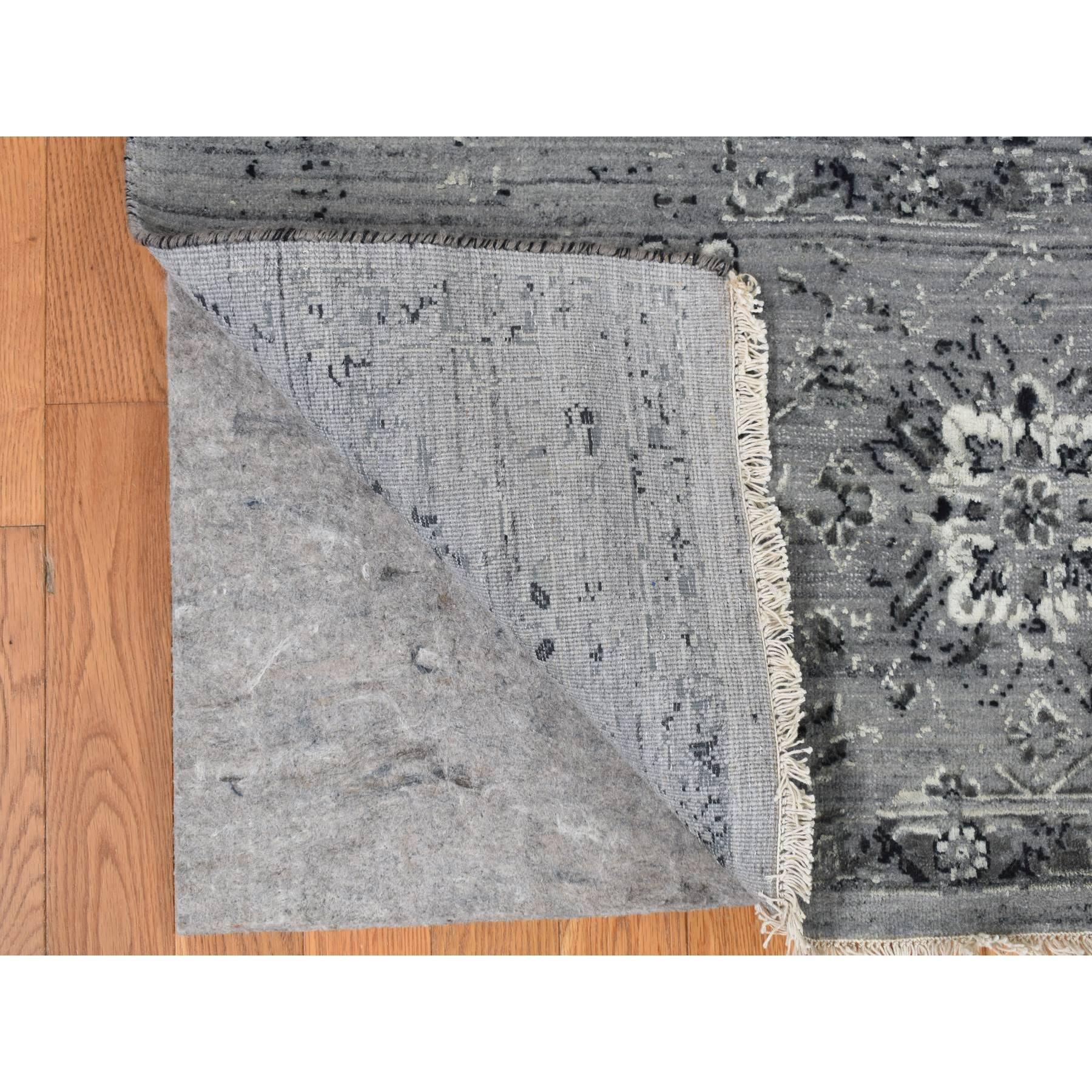 10'x10' Grauer handgeknüpfter Seiden- mit Wollteppich in Broken- und Erased Persisch-Design (Indisch) im Angebot
