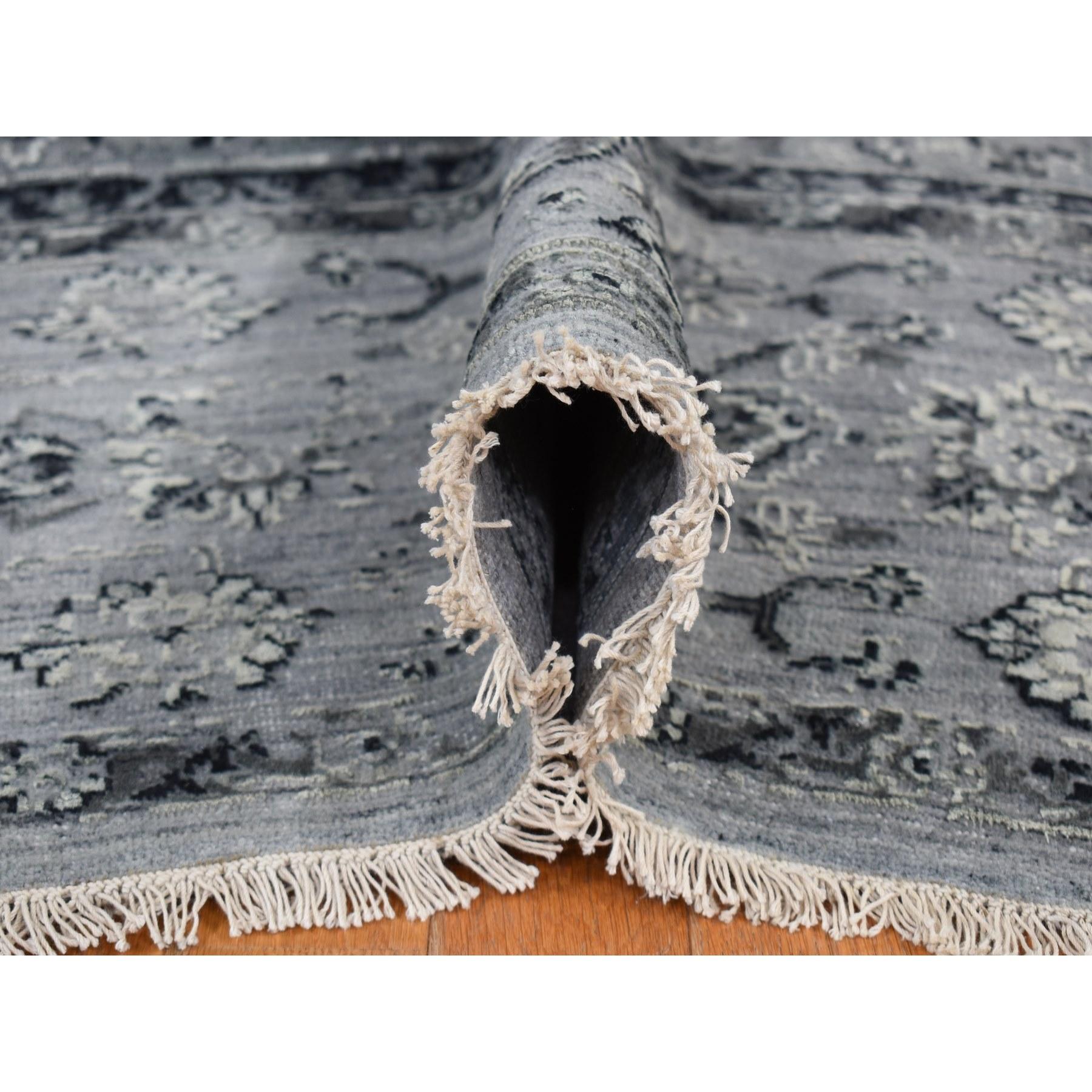 10'x10' Grauer handgeknüpfter Seiden- mit Wollteppich in Broken- und Erased Persisch-Design (Handgeknüpft) im Angebot