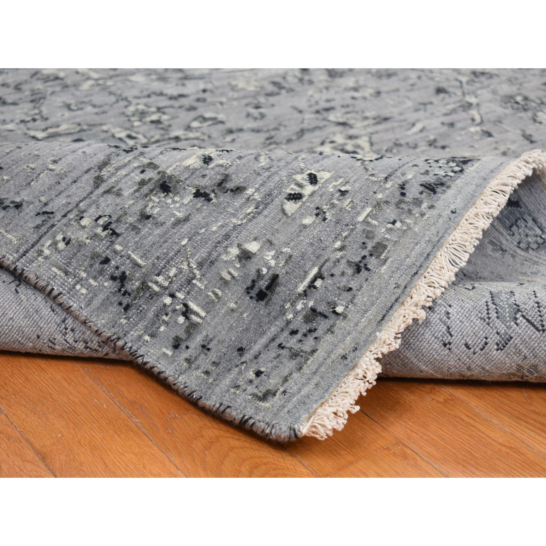10'x10' Grauer handgeknüpfter Seiden- mit Wollteppich in Broken- und Erased Persisch-Design im Zustand „Neu“ im Angebot in Carlstadt, NJ
