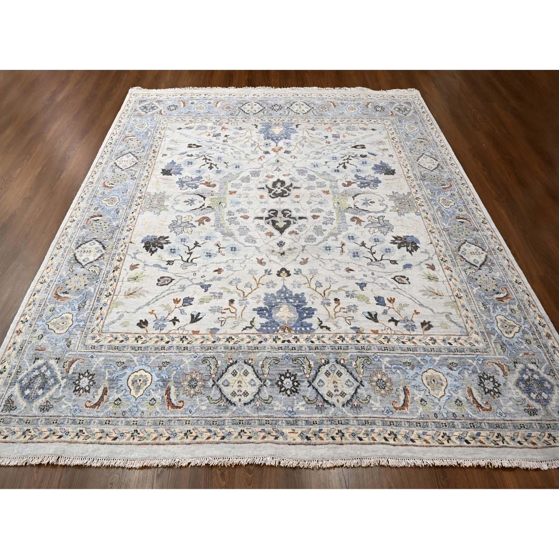 Il s'agit d'un véritable tapis d'Orient à tissage plus dense, Oushak avec motifs floraux, en laine douce nouée à la main. Il a été noué pendant des mois et des mois selon des techniques de tissage séculaires par des artisans experts.
Matières