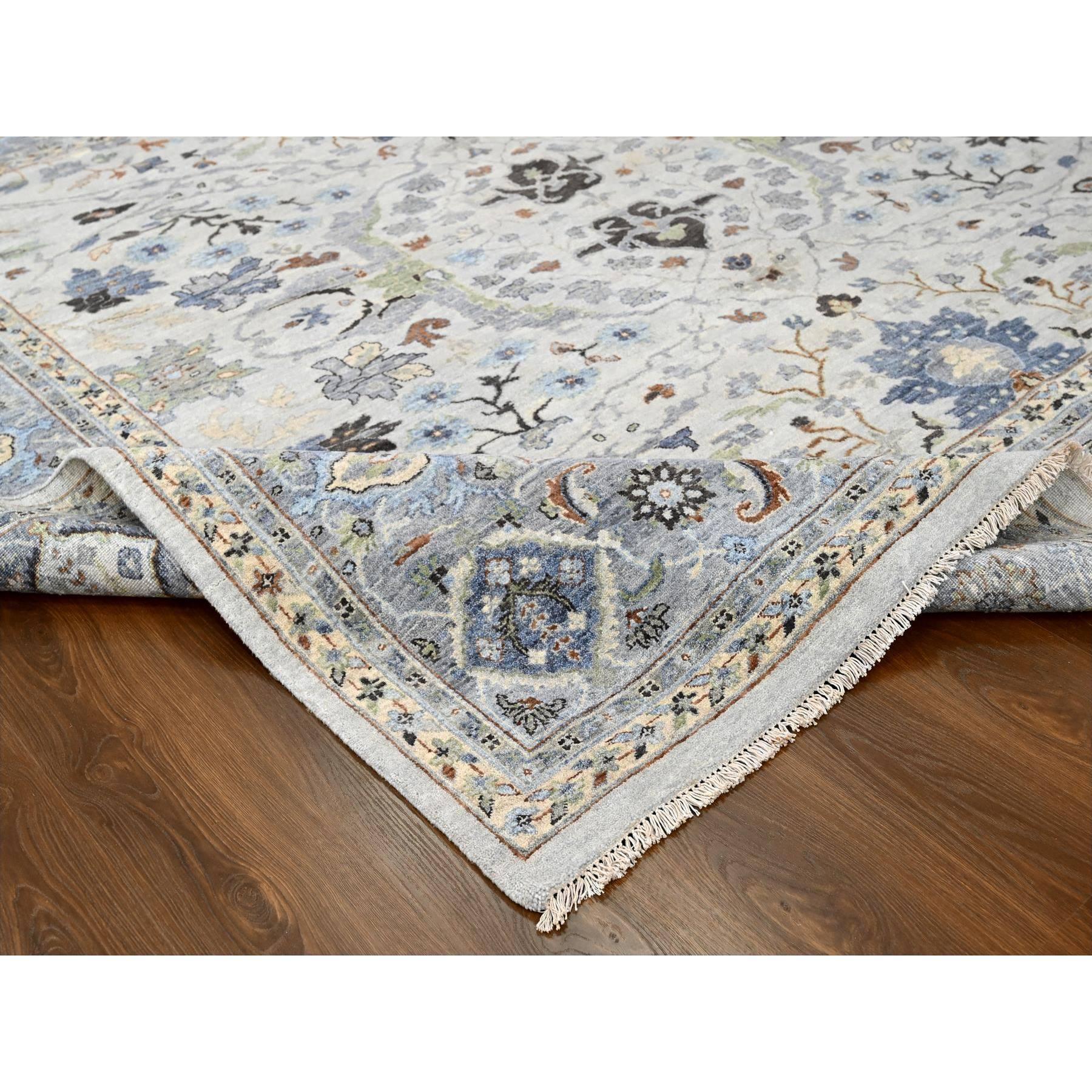 XXIe siècle et contemporain Tapis carré en laine douce nouée à la main 10'x10' Gray Denser Weave Oushak Floral Design/One en vente