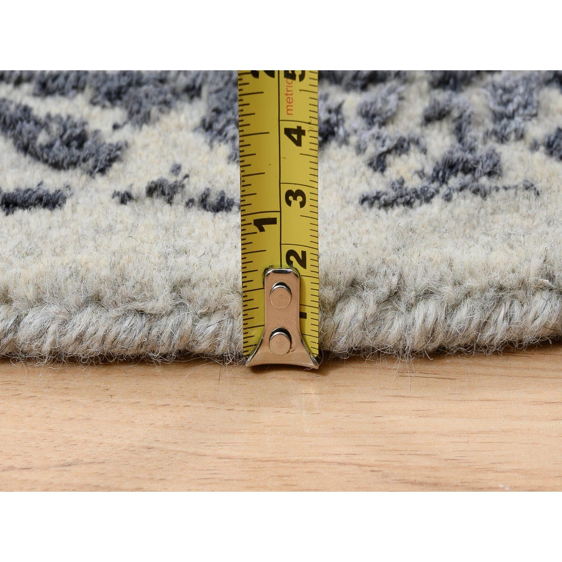 Tappeto rotondo grigio 10'x10' in lana jacquard e seta vegetale lavorato a mano in vendita 3