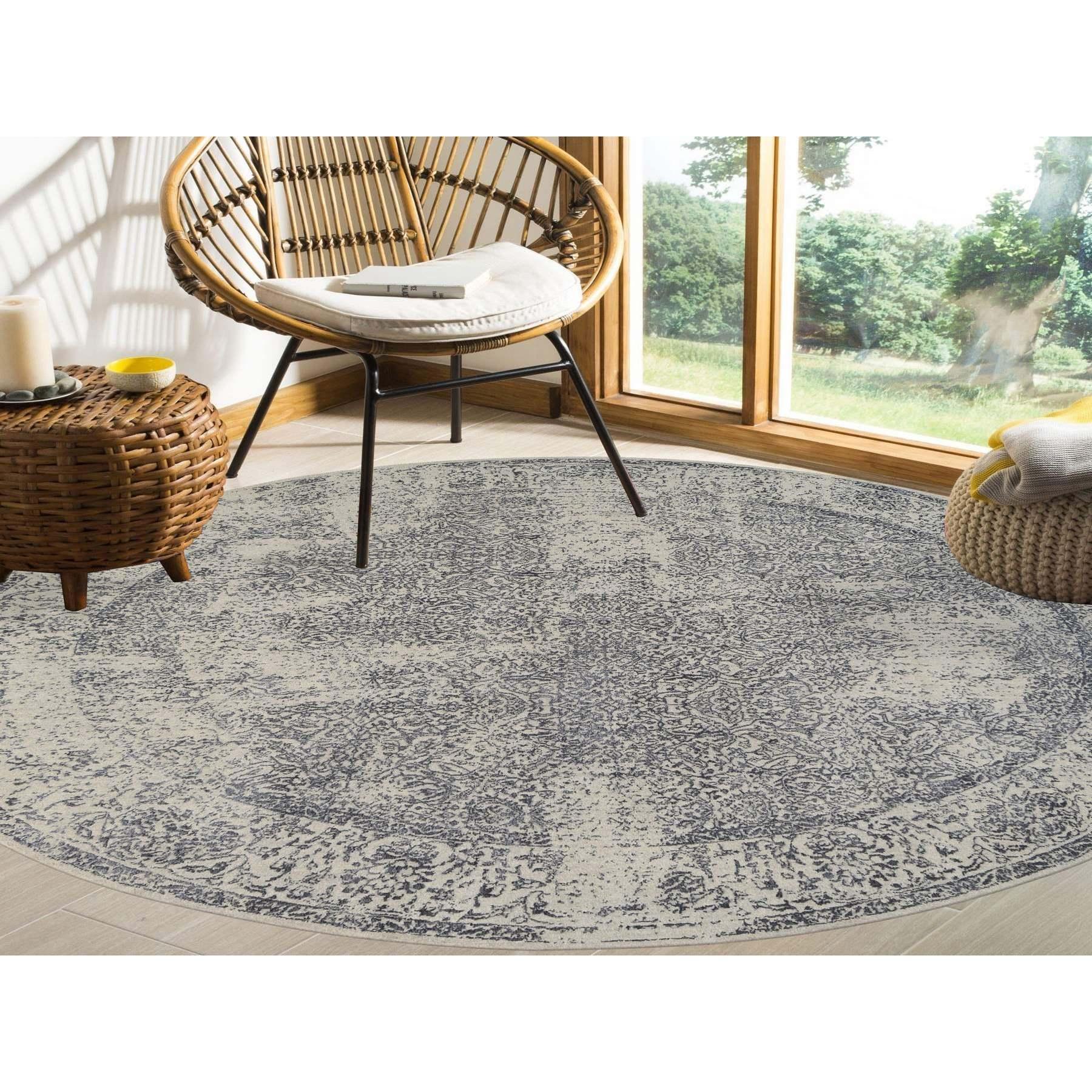 Si tratta di un autentico esemplare unico di tappeto rotondo orientale Gray Fine Jacquard con disegno cancellato in lana e seta vegetale lavorato a mano. È stata tessuta per mesi e mesi con tecniche di tessitura secolari da artigiani