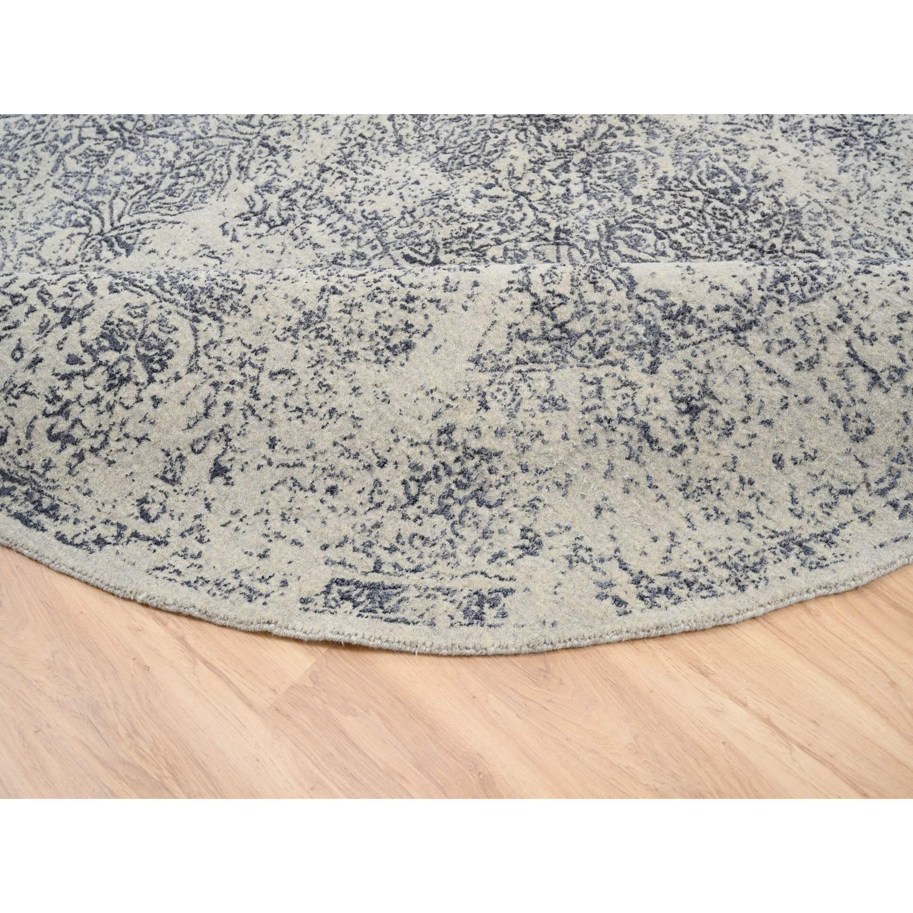 XXI secolo e contemporaneo Tappeto rotondo grigio 10'x10' in lana jacquard e seta vegetale lavorato a mano in vendita