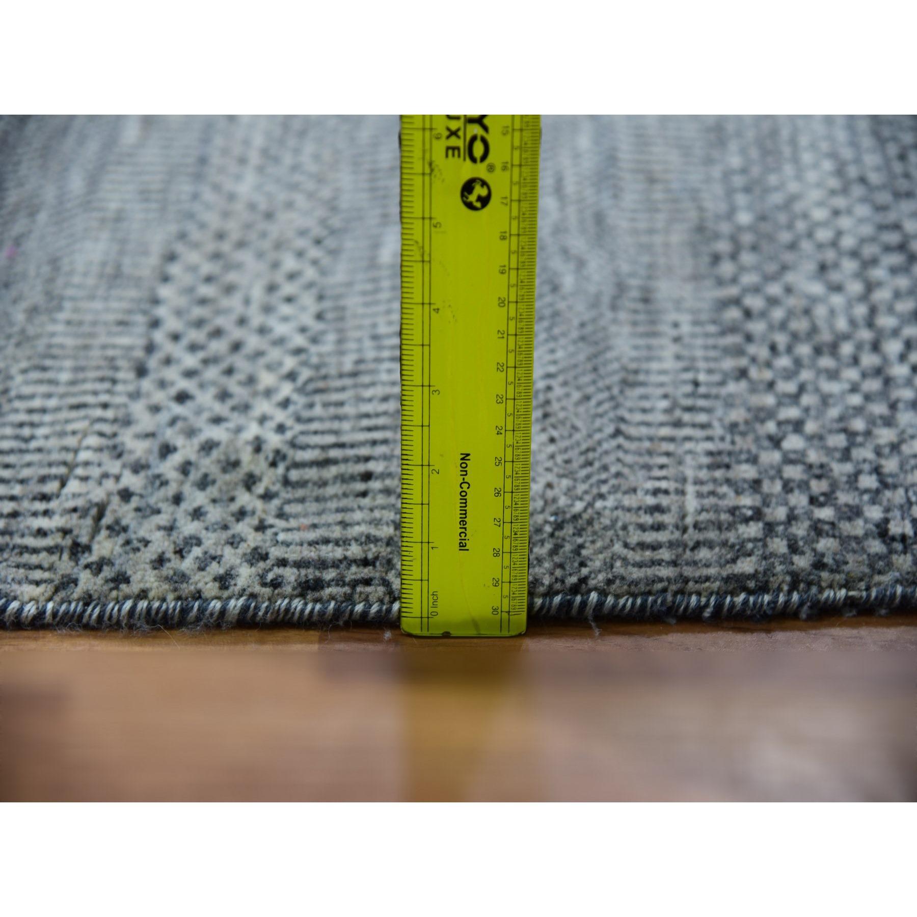 10'x10' Grauer handgeknüpfter runder Teppich aus reiner Wolle in Grau, modernem Tone auf Tone-Gras-Design im Angebot 3