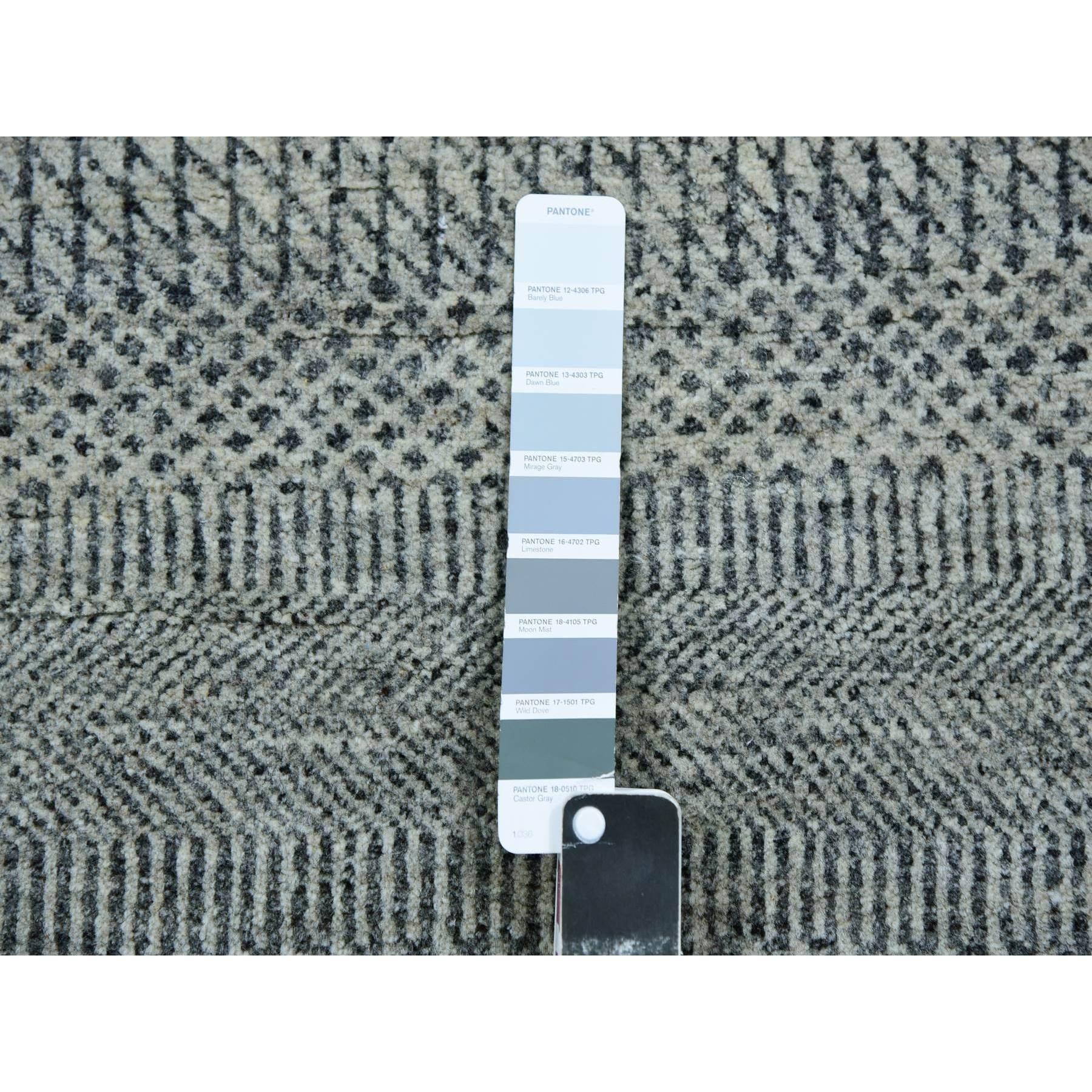 10'x10' Grauer handgeknüpfter runder Teppich aus reiner Wolle in Grau, modernem Tone auf Tone-Gras-Design (21. Jahrhundert und zeitgenössisch) im Angebot