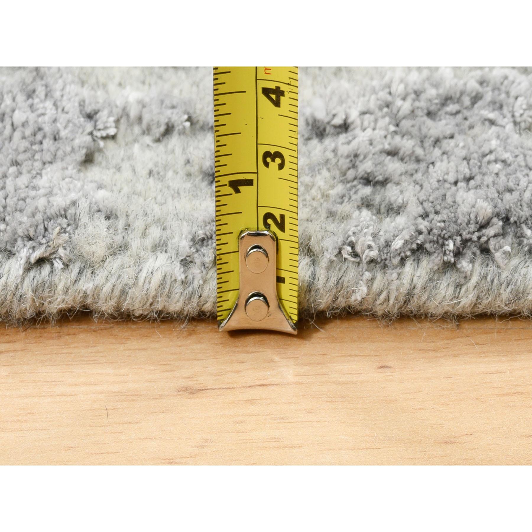 Alfombra redonda oriental de jacquard fino de lana y seda tejida a mano gris de 10'x10 en venta 3