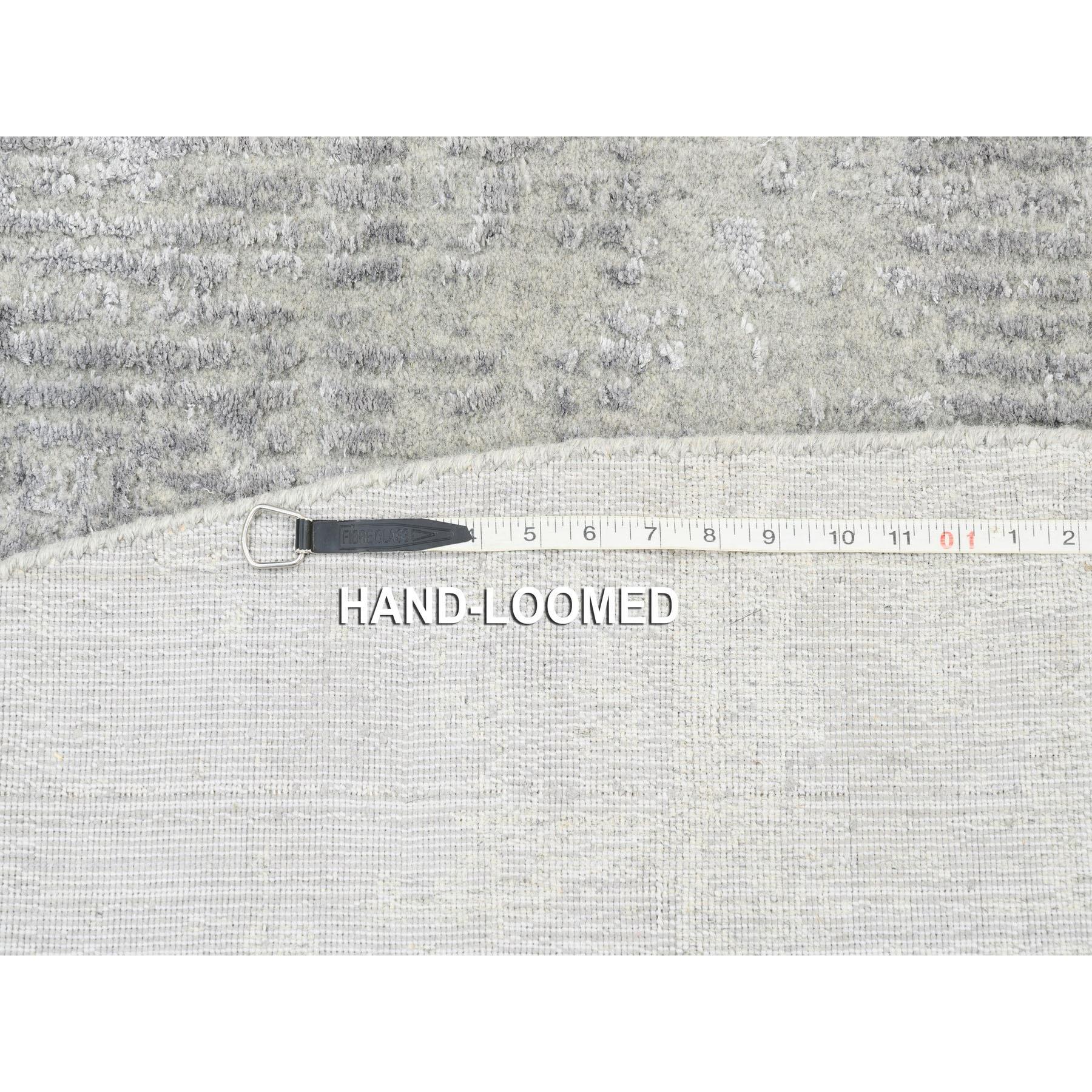 Alfombra redonda oriental de jacquard fino de lana y seda tejida a mano gris de 10'x10 en venta 4